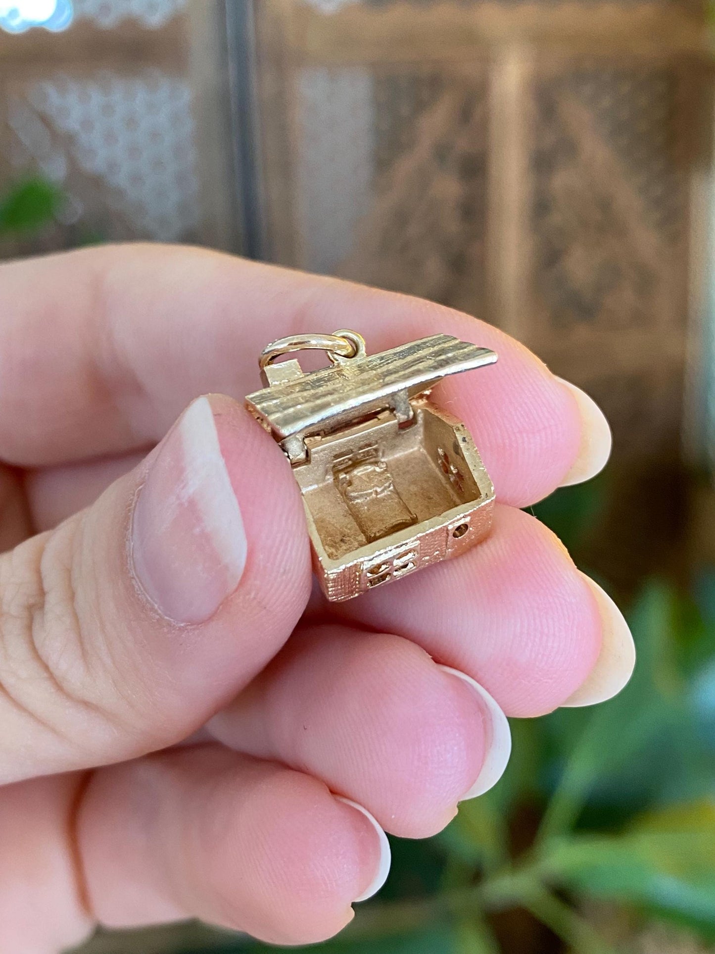 Vintage Solid 10k Yellow Gold Articulated House Cabin Charm