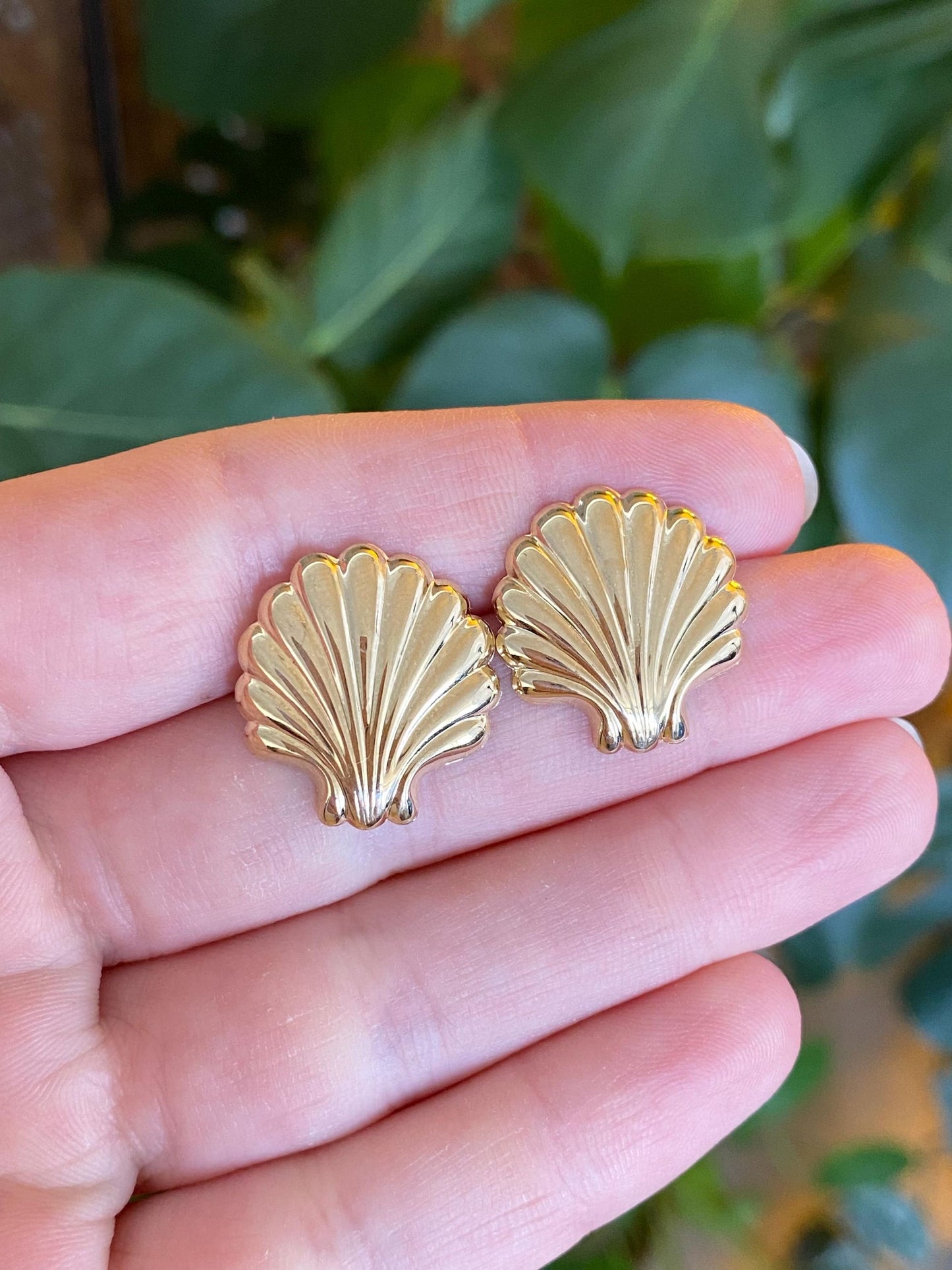 Vintage Solid 14k Yellow Gold Shell Stud Earrings