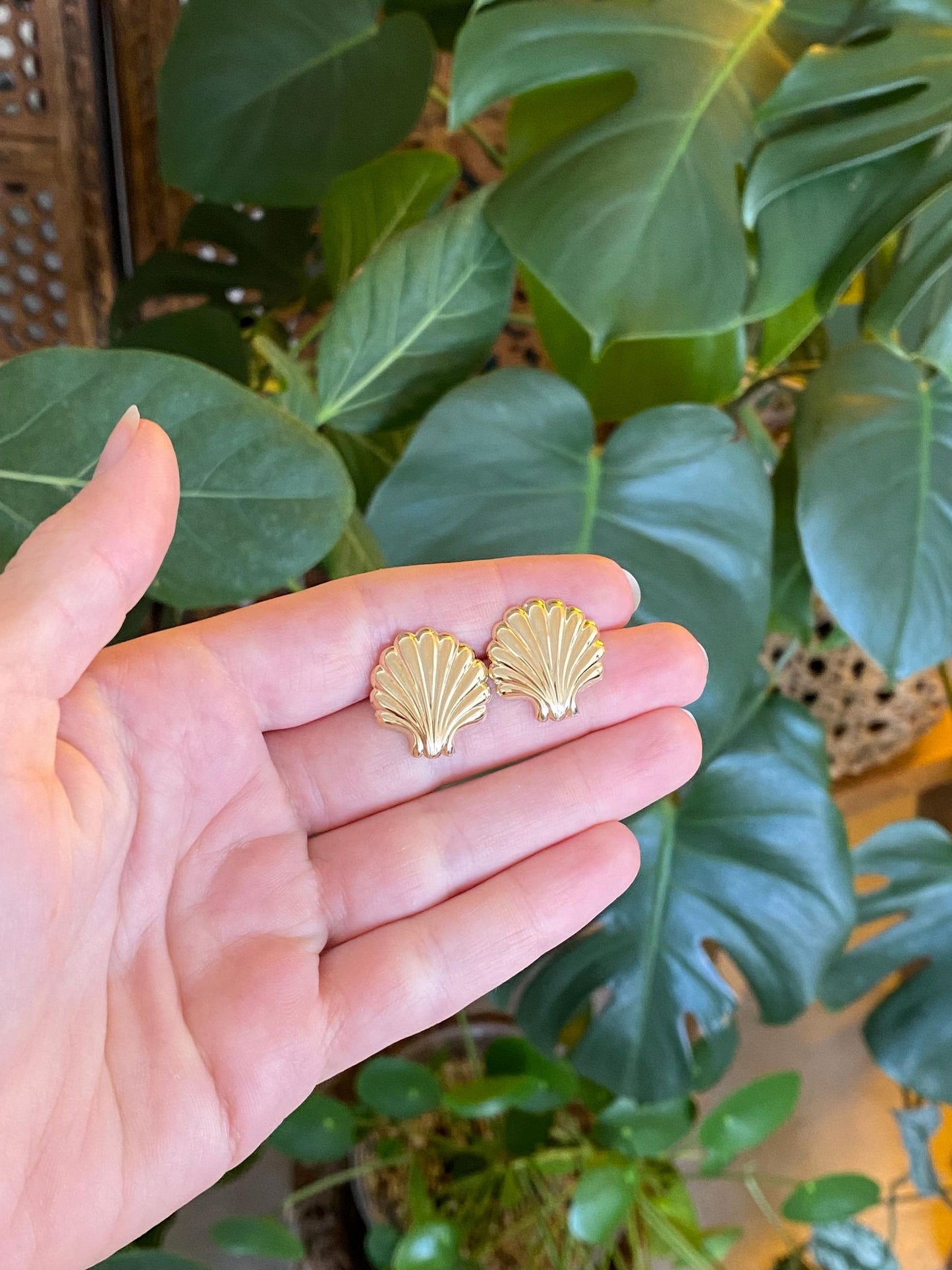 Vintage Solid 14k Yellow Gold Shell Stud Earrings