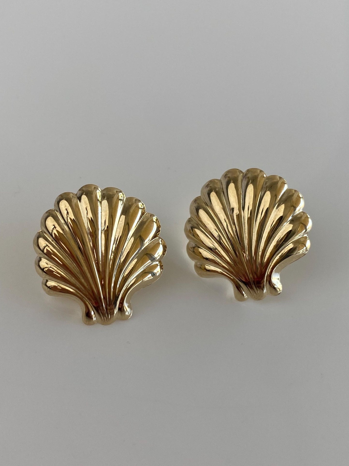 Vintage Solid 14k Yellow Gold Shell Stud Earrings