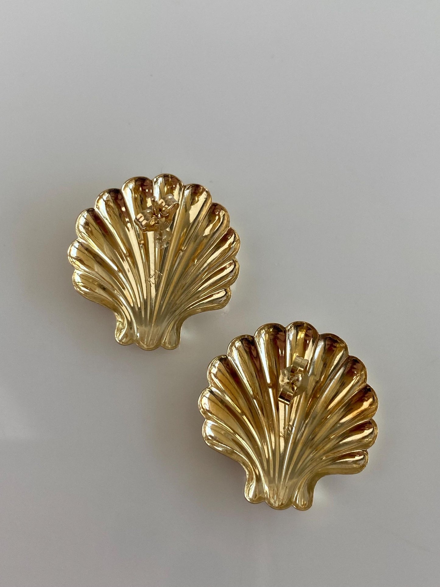 Vintage Solid 14k Yellow Gold Shell Stud Earrings