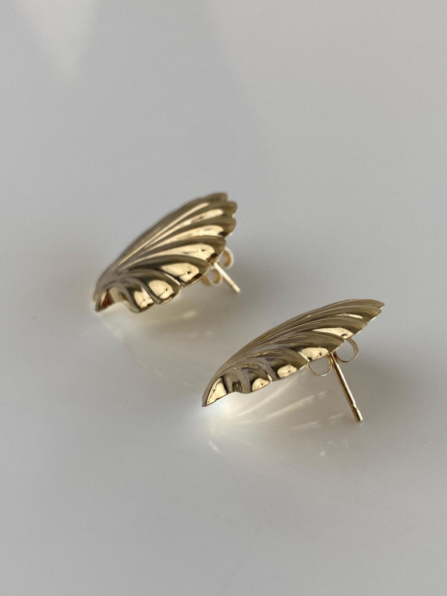 Vintage Solid 14k Yellow Gold Shell Stud Earrings