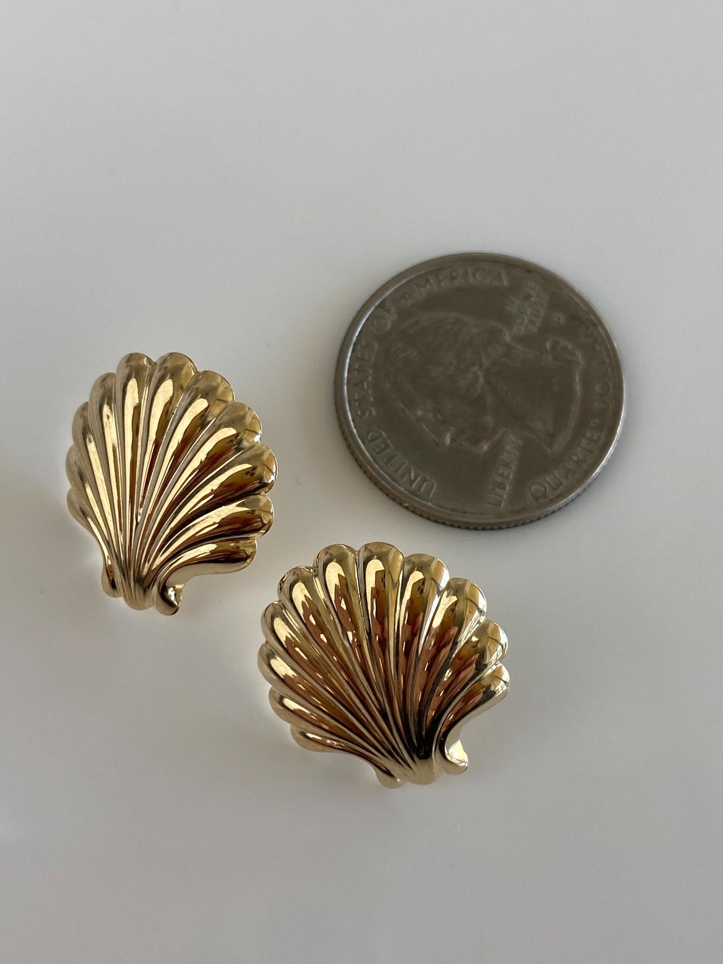 Vintage Solid 14k Yellow Gold Shell Stud Earrings
