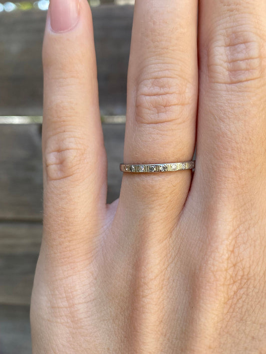 Vintage Solid 18k White Gold Clear Sapphire Designed Ring Band - Size 5.5