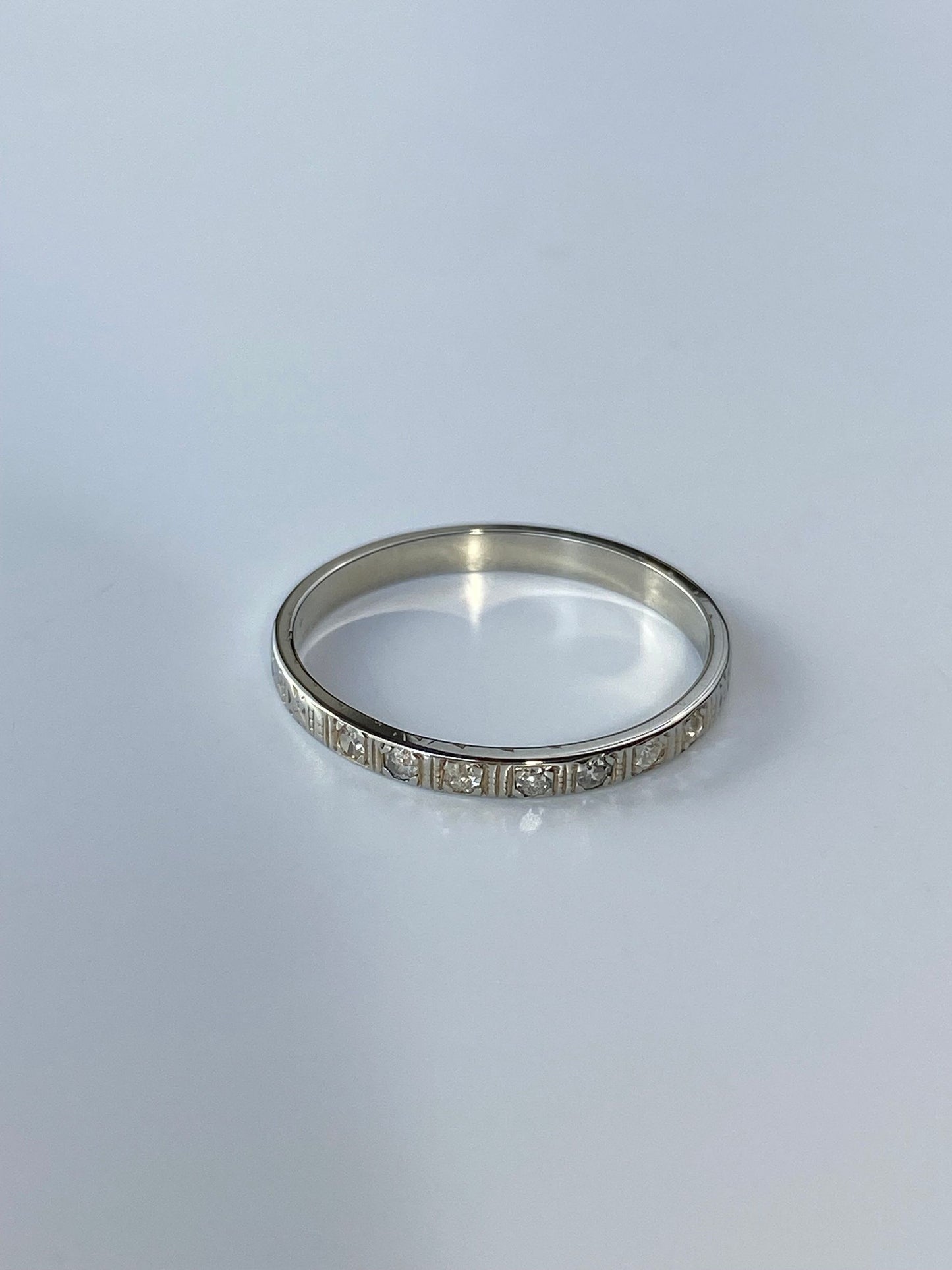 Vintage Solid 18k White Gold Clear Sapphire Designed Ring Band - Size 5.5