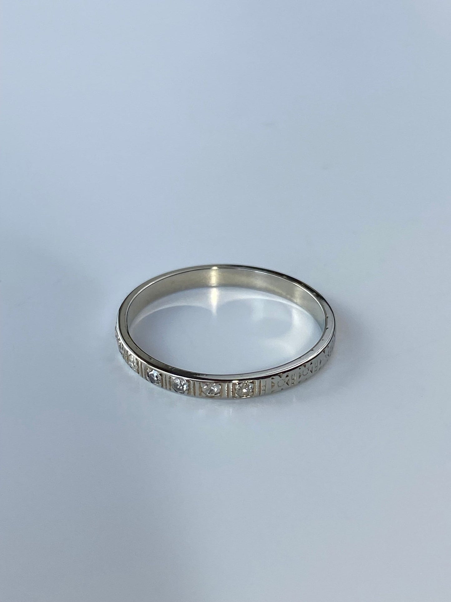 Vintage Solid 18k White Gold Clear Sapphire Designed Ring Band - Size 5.5