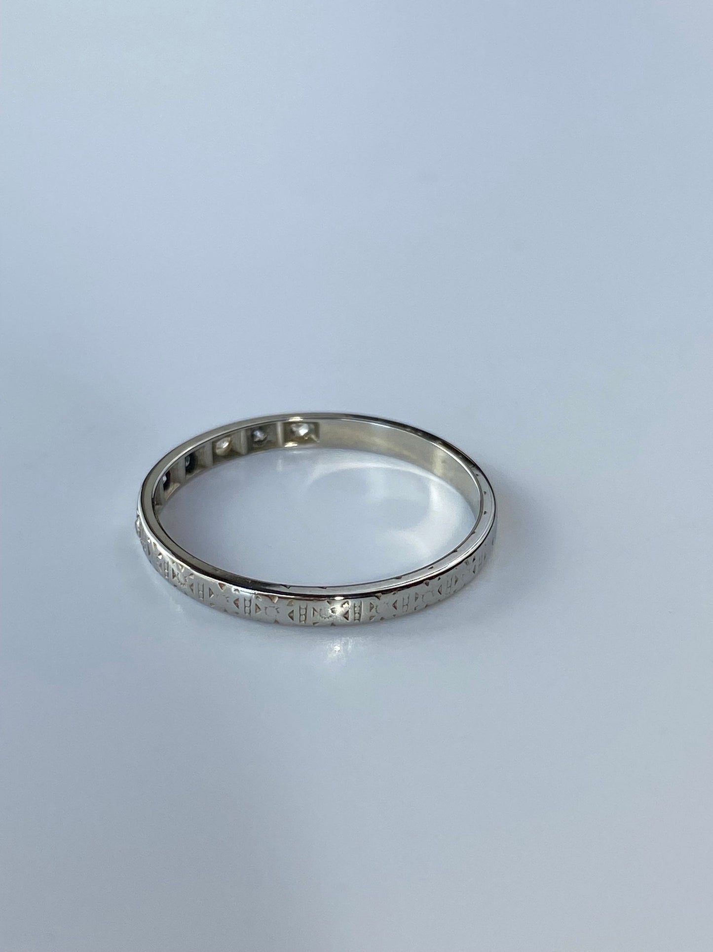 Vintage Solid 18k White Gold Clear Sapphire Designed Ring Band - Size 5.5