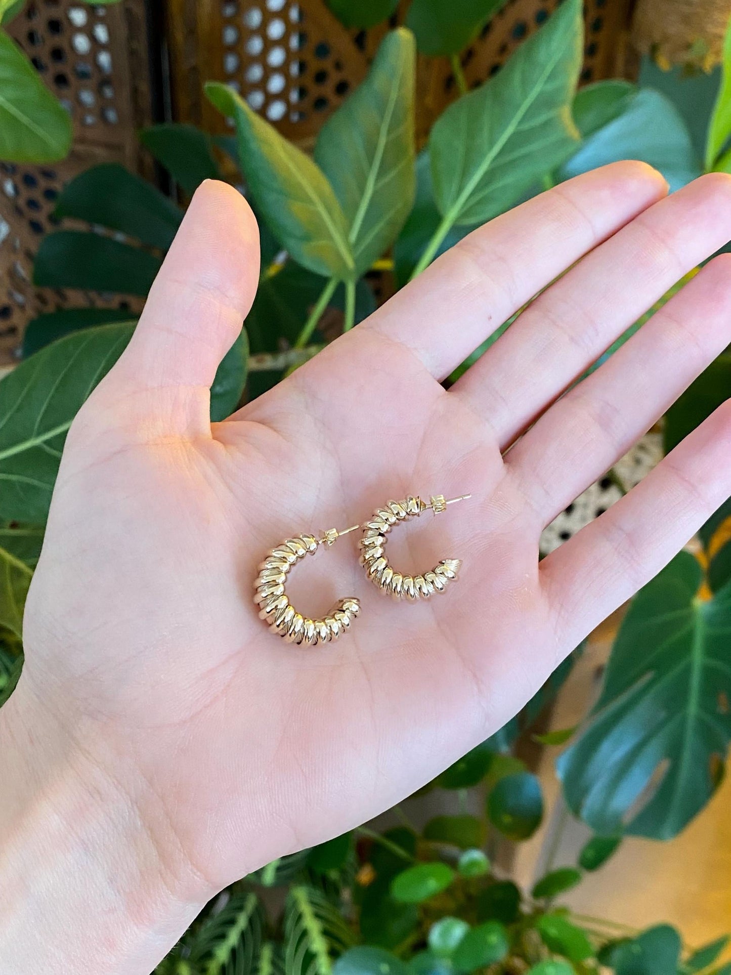 Vintage 10k Yellow Gold Ribbed Hoop Earrings