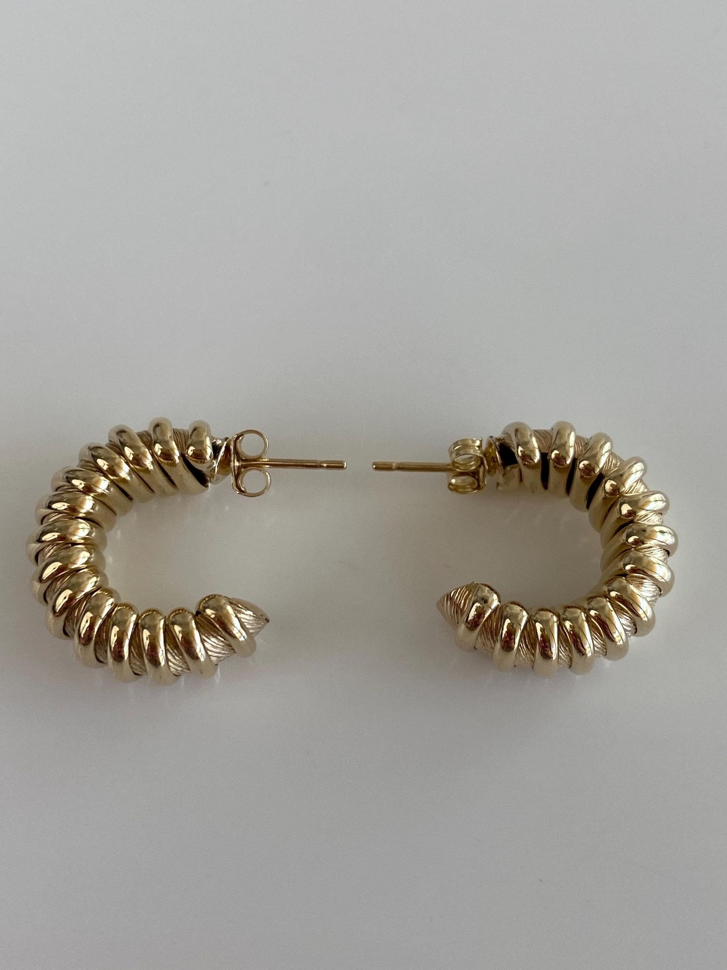 Vintage 10k Yellow Gold Ribbed Hoop Earrings