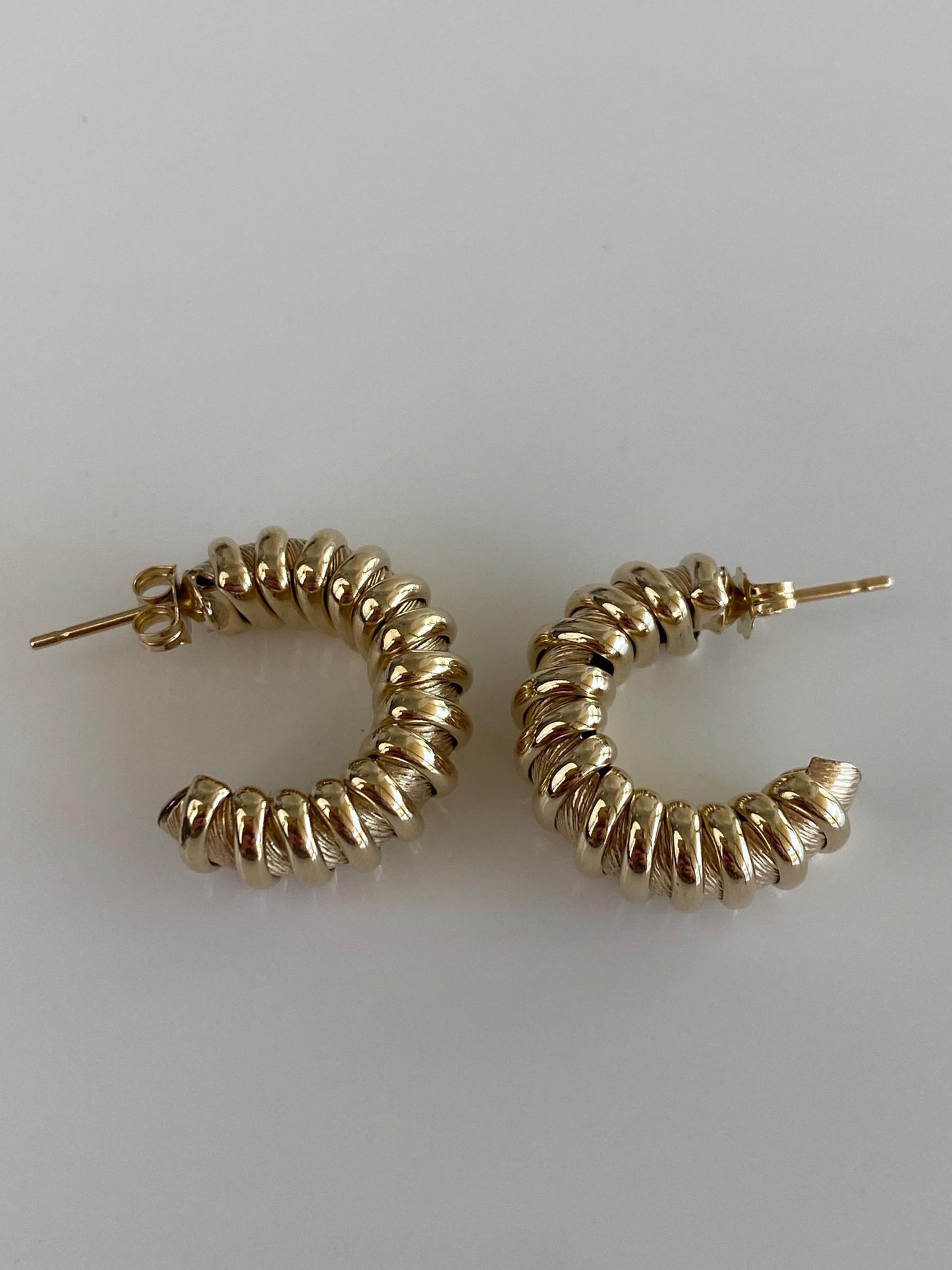 Vintage 10k Yellow Gold Ribbed Hoop Earrings