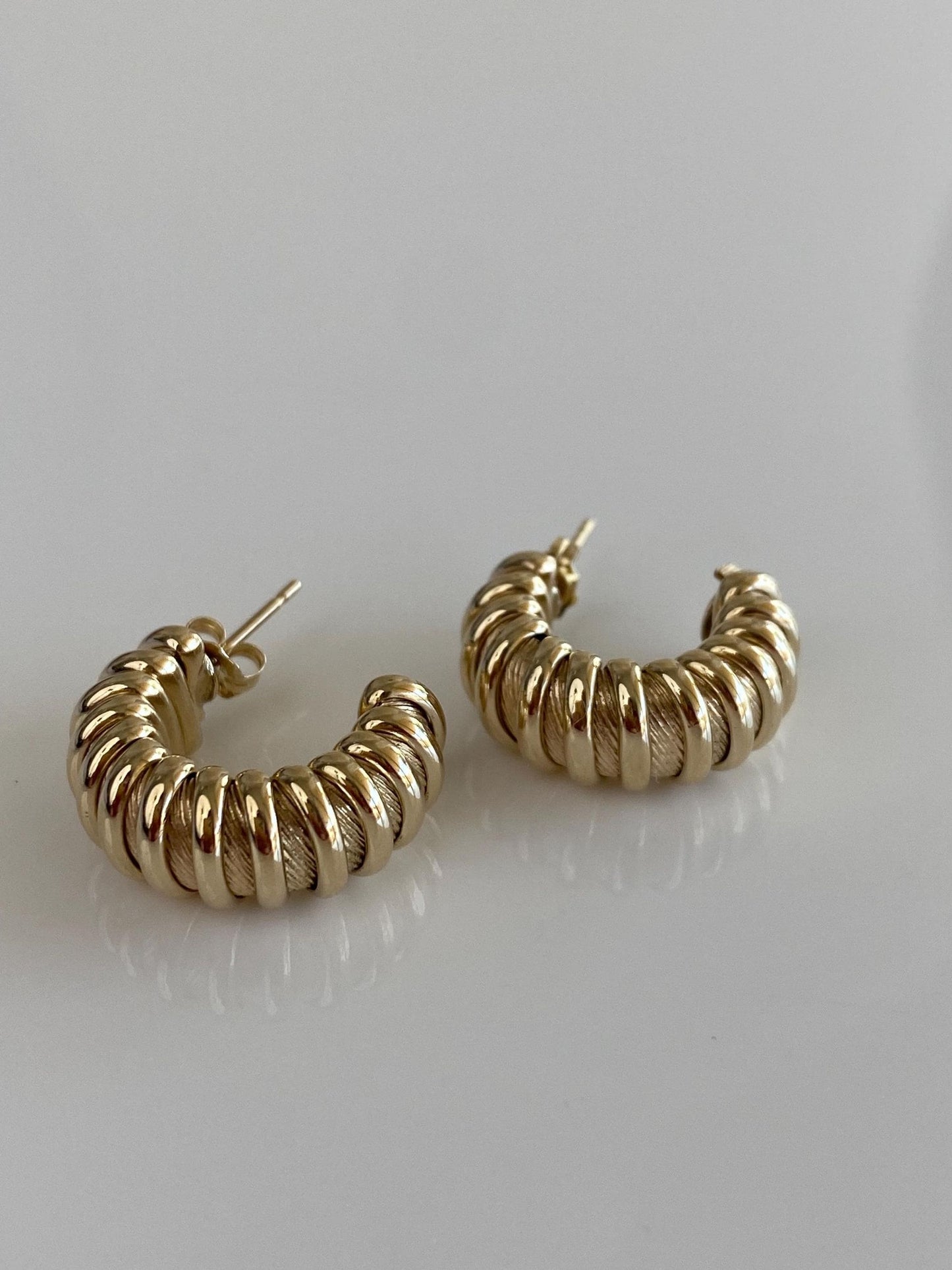 Vintage 10k Yellow Gold Ribbed Hoop Earrings