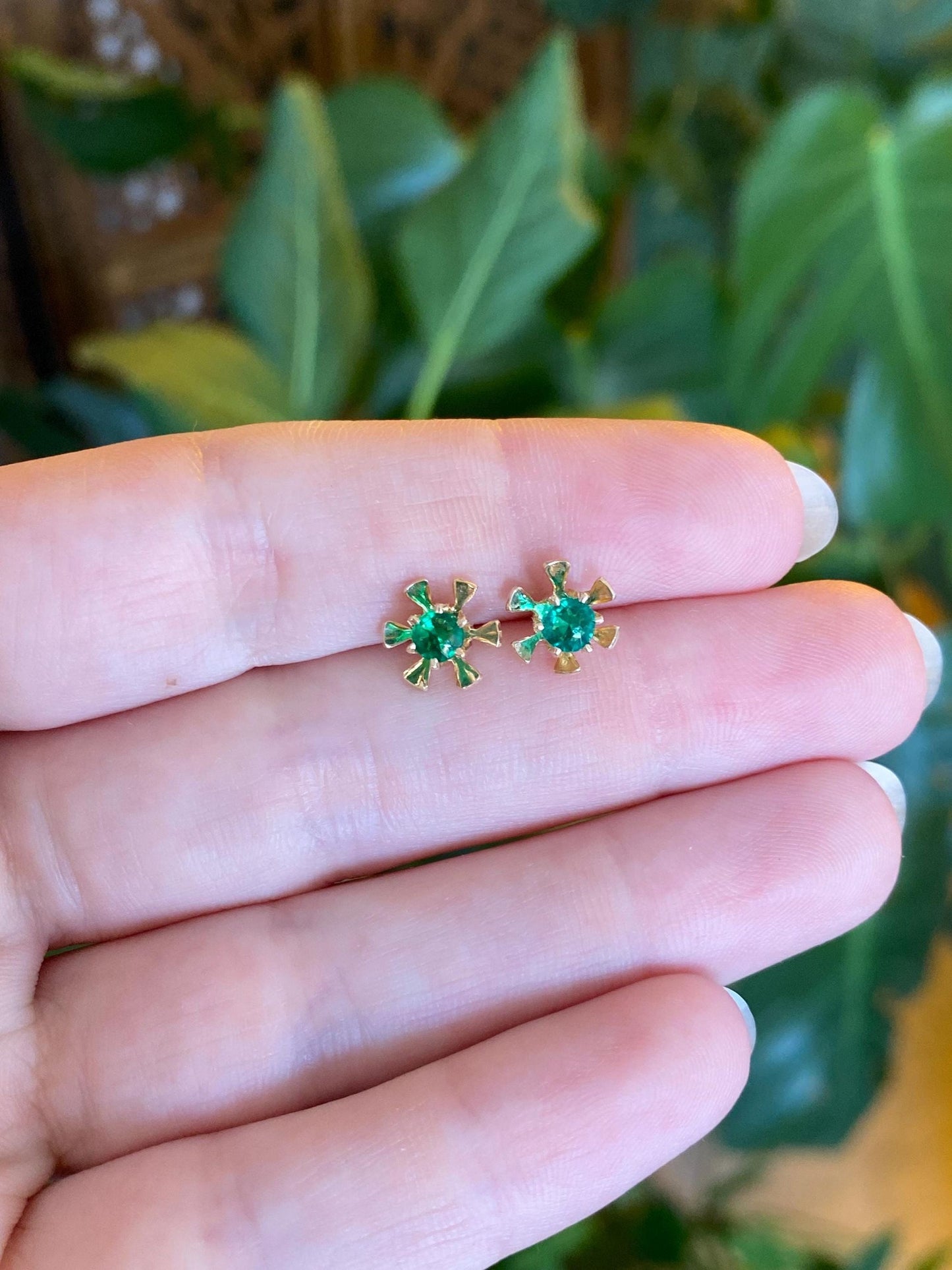 Vintage Solid 10k Yellow Gold Green Cubic Zirconia Flower Stud Earrings