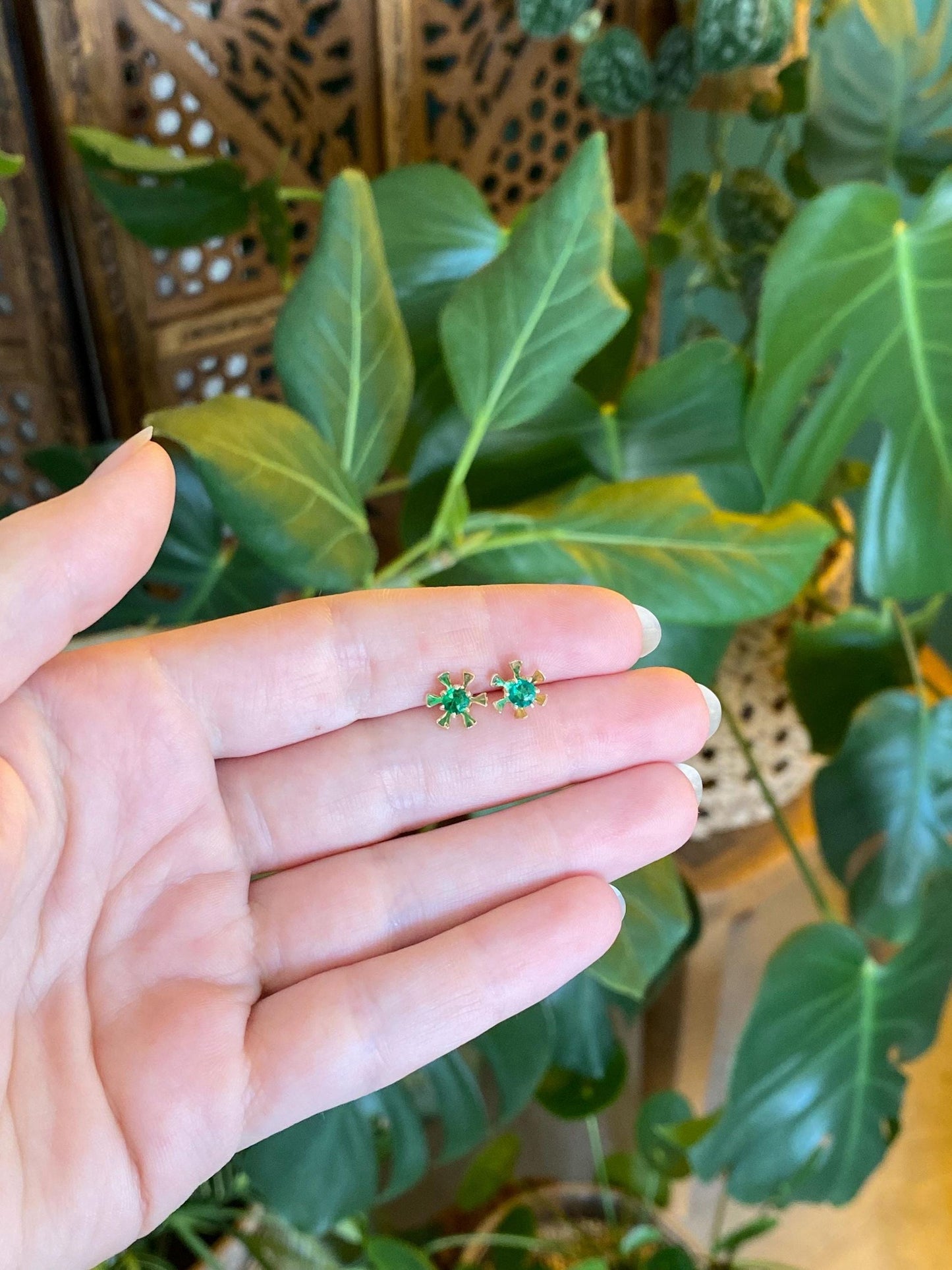 Vintage Solid 10k Yellow Gold Green Cubic Zirconia Flower Stud Earrings