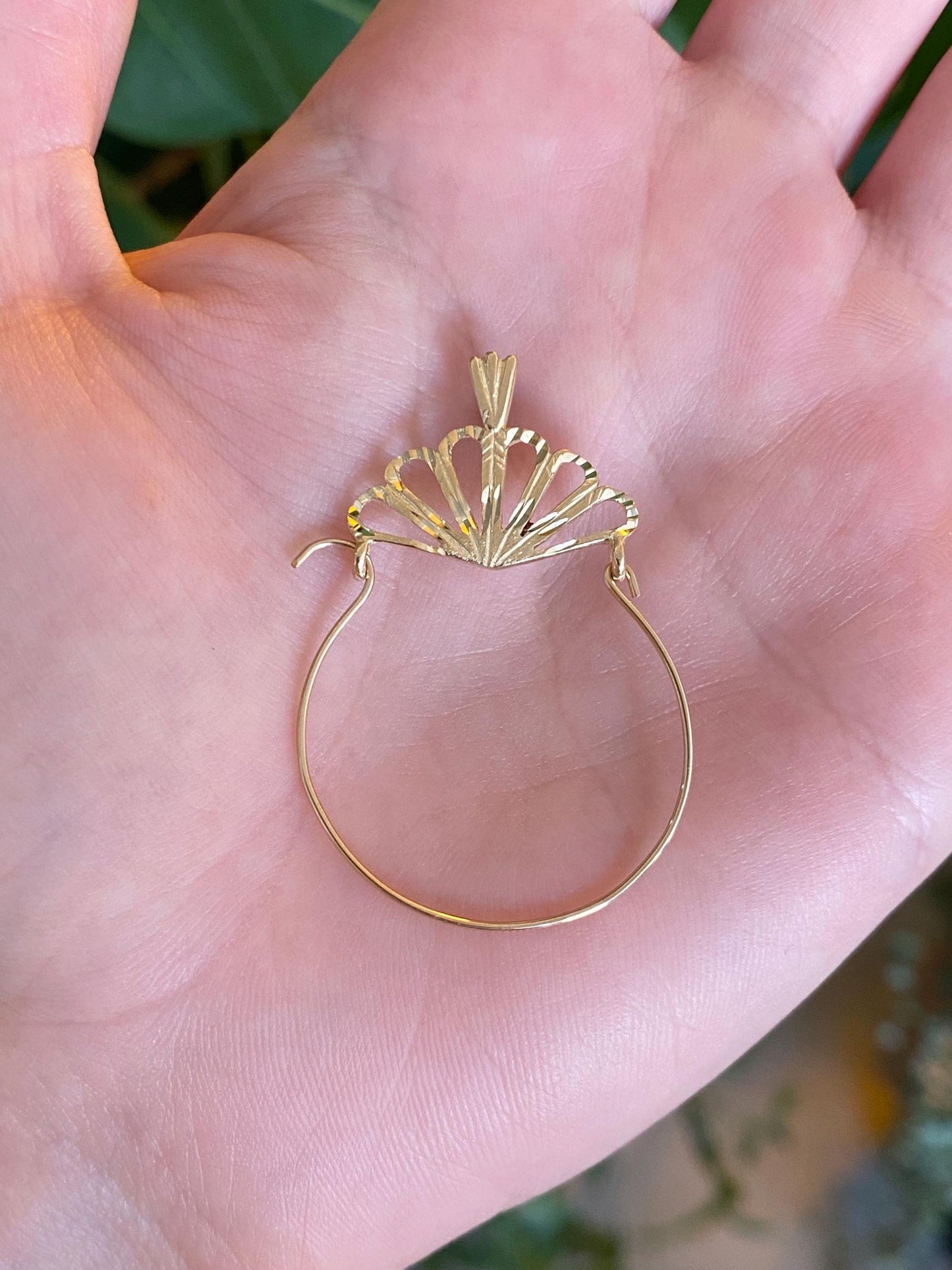 Vintage Solid 14k Yellow Gold Diamond Cut Scalloped Fan Design Charm Holder Charm