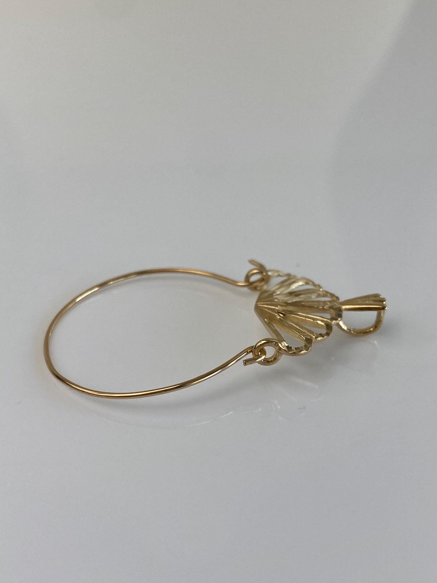 Vintage Solid 14k Yellow Gold Diamond Cut Scalloped Fan Design Charm Holder Charm