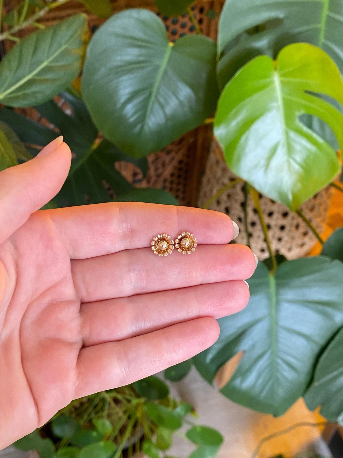Vintage Solid 14k Yellow Gold Flower Stud Earrings