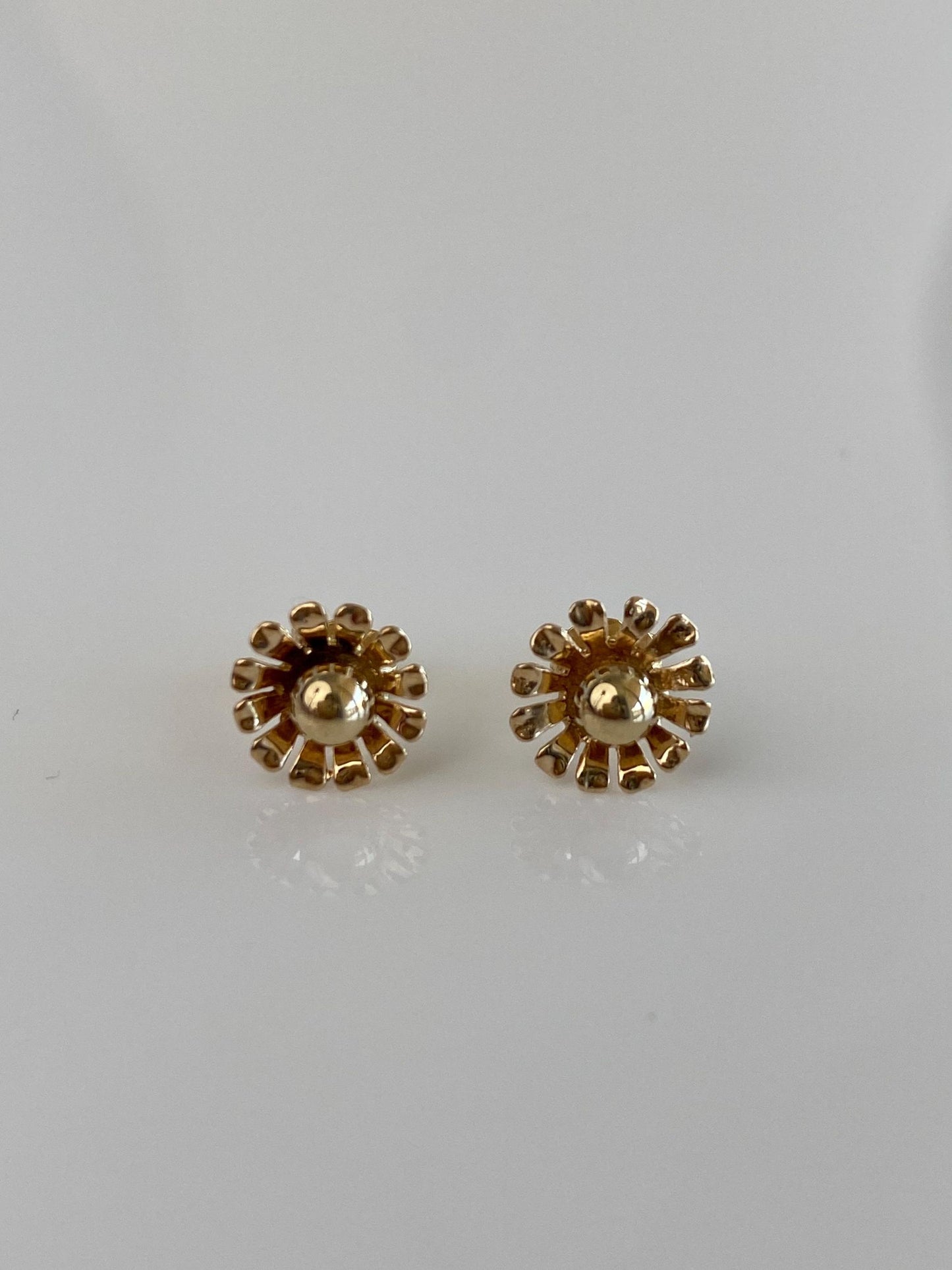 Vintage Solid 14k Yellow Gold Flower Stud Earrings