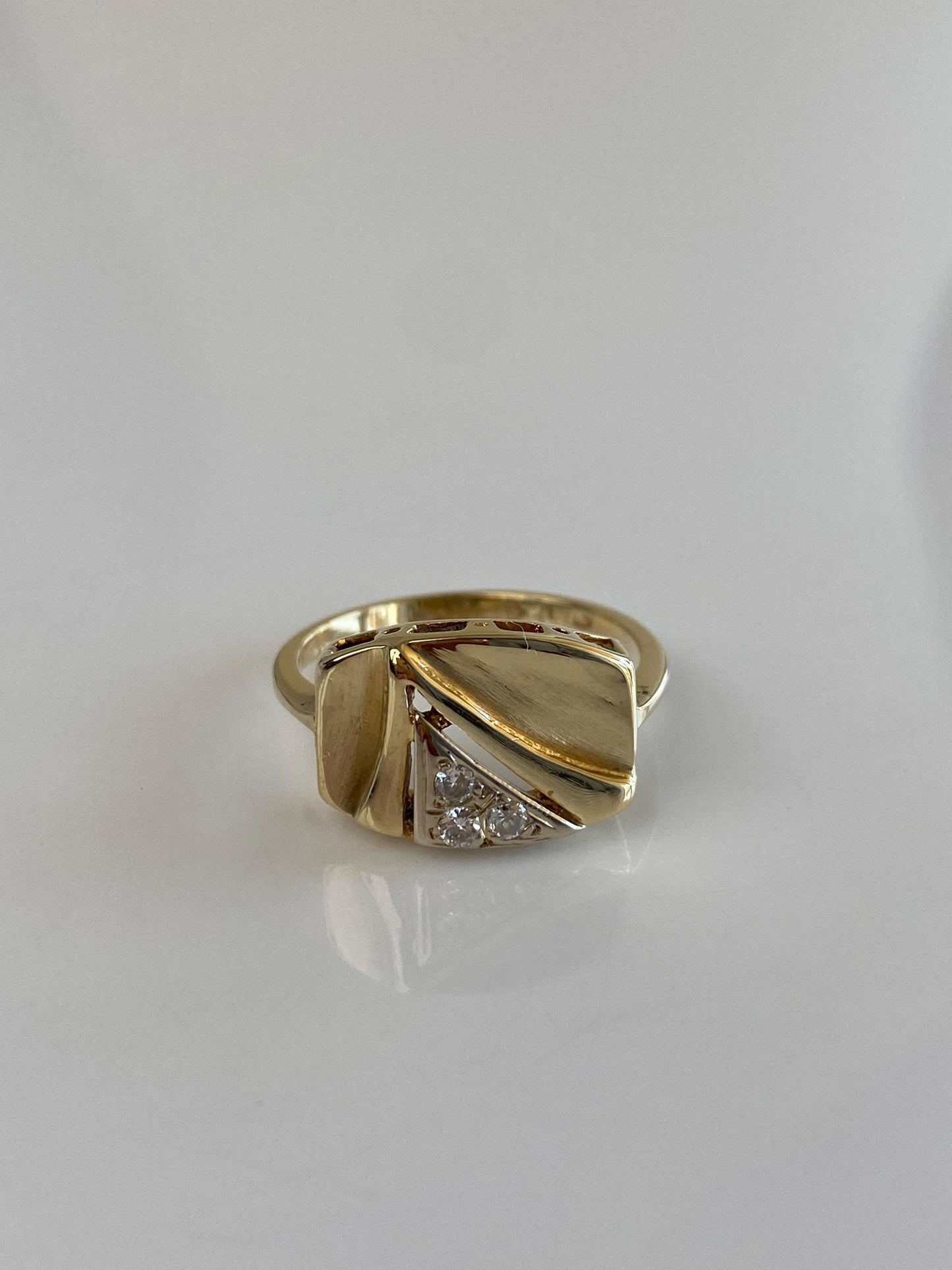 Vintage Solid 14k White & Yellow Gold Diamonds Ring - Size 7.5