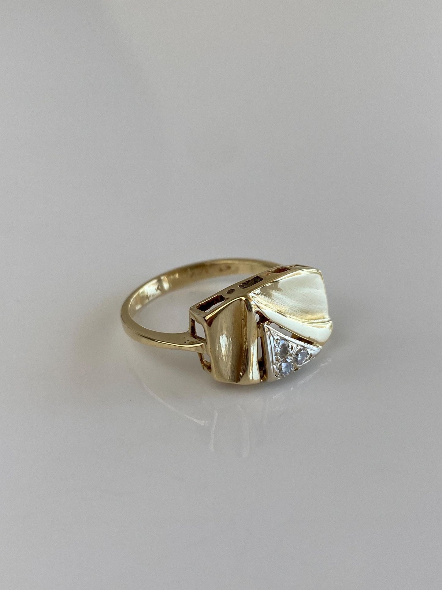 Vintage Solid 14k White & Yellow Gold Diamonds Ring - Size 7.5