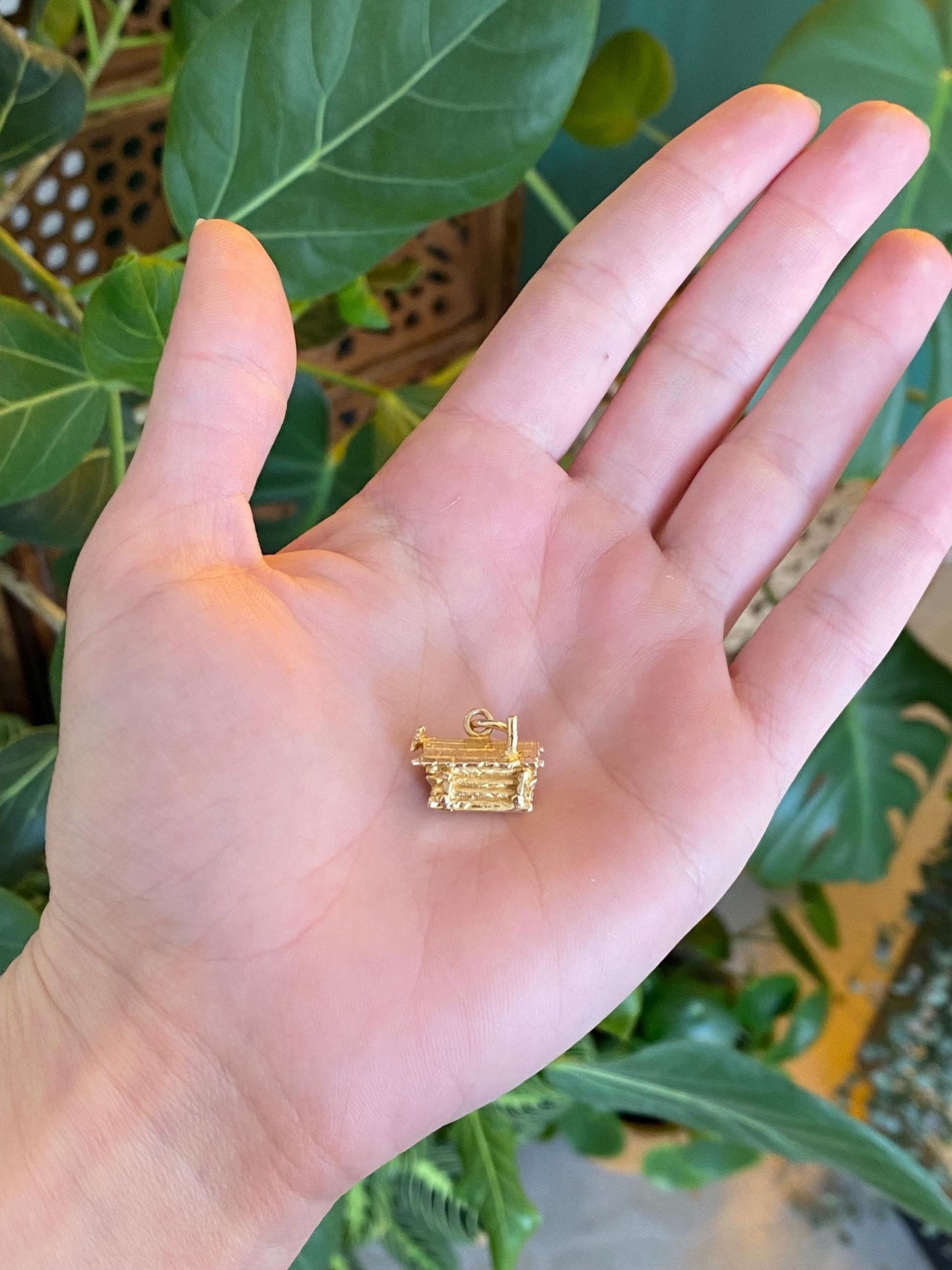Vintage Solid 10k Yellow Gold Log Cabin House Charm