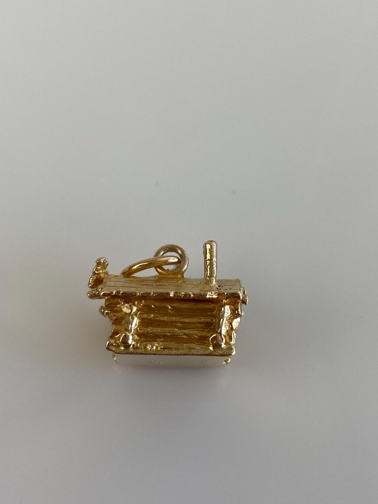 Vintage Solid 10k Yellow Gold Log Cabin House Charm