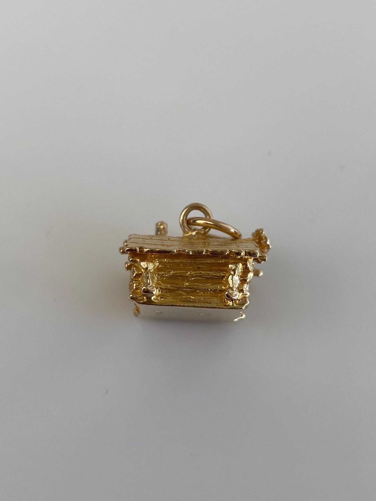 Vintage Solid 10k Yellow Gold Log Cabin House Charm