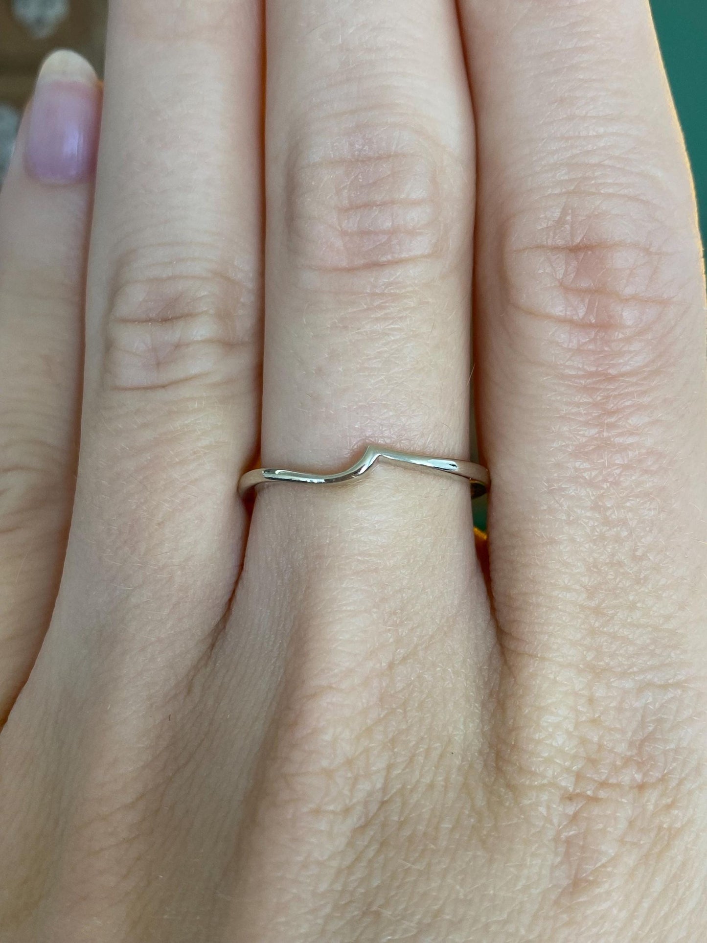 Vintage Solid 14k White Gold Dainty Chevron Ring - Size 7.5