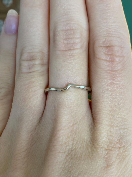 Vintage Solid 14k White Gold Dainty Chevron Ring - Size 7.5