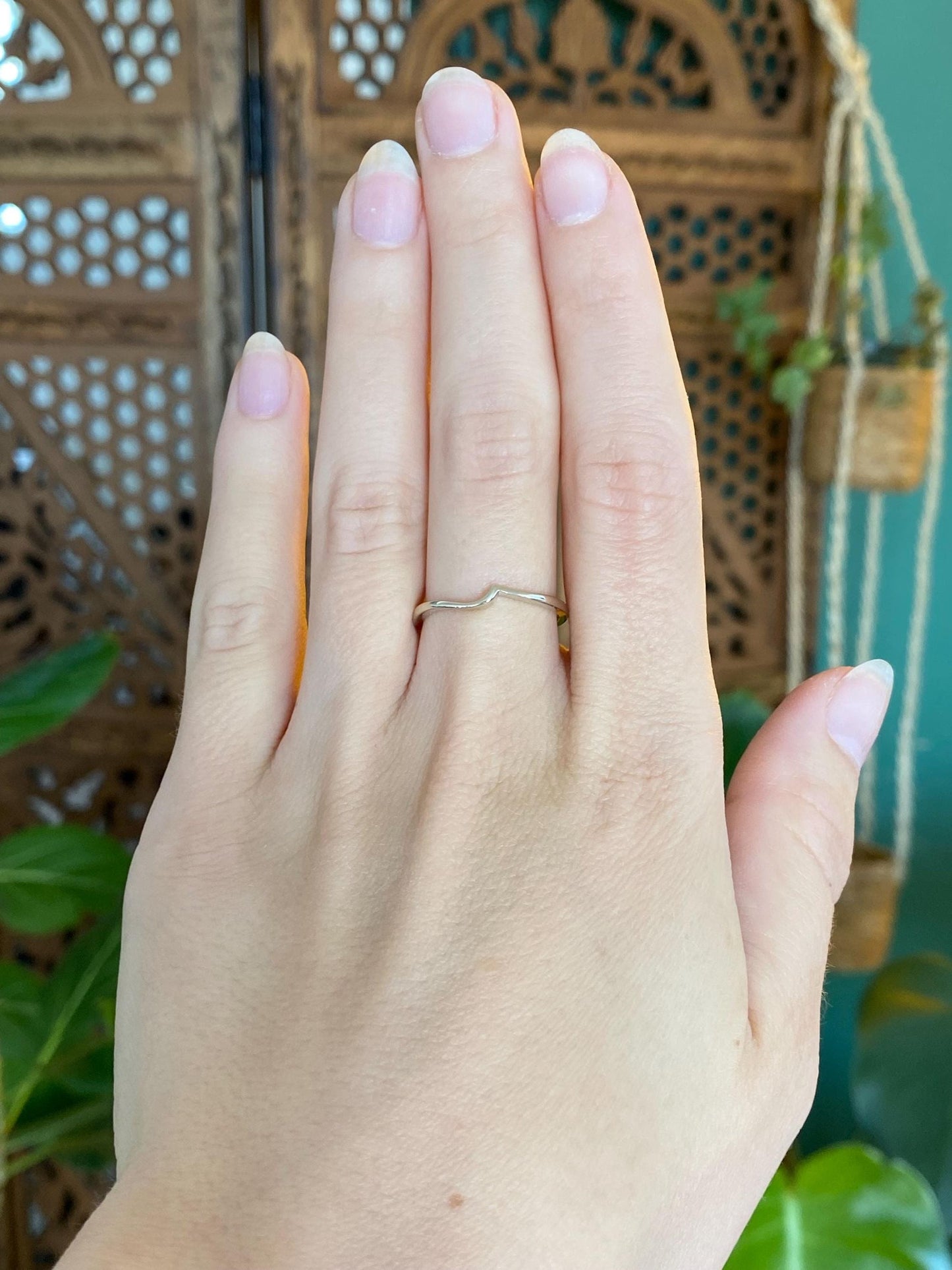 Vintage Solid 14k White Gold Dainty Chevron Ring - Size 7.5
