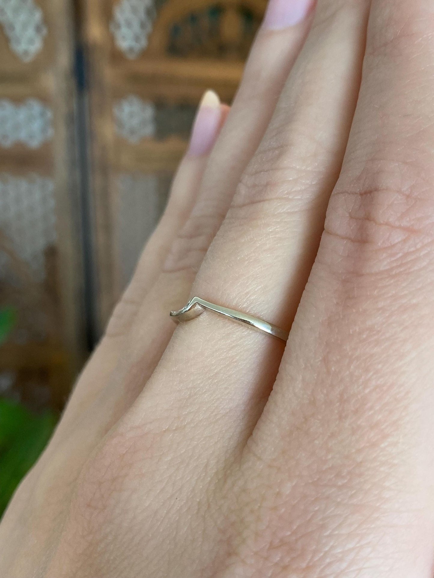 Vintage Solid 14k White Gold Dainty Chevron Ring - Size 7.5