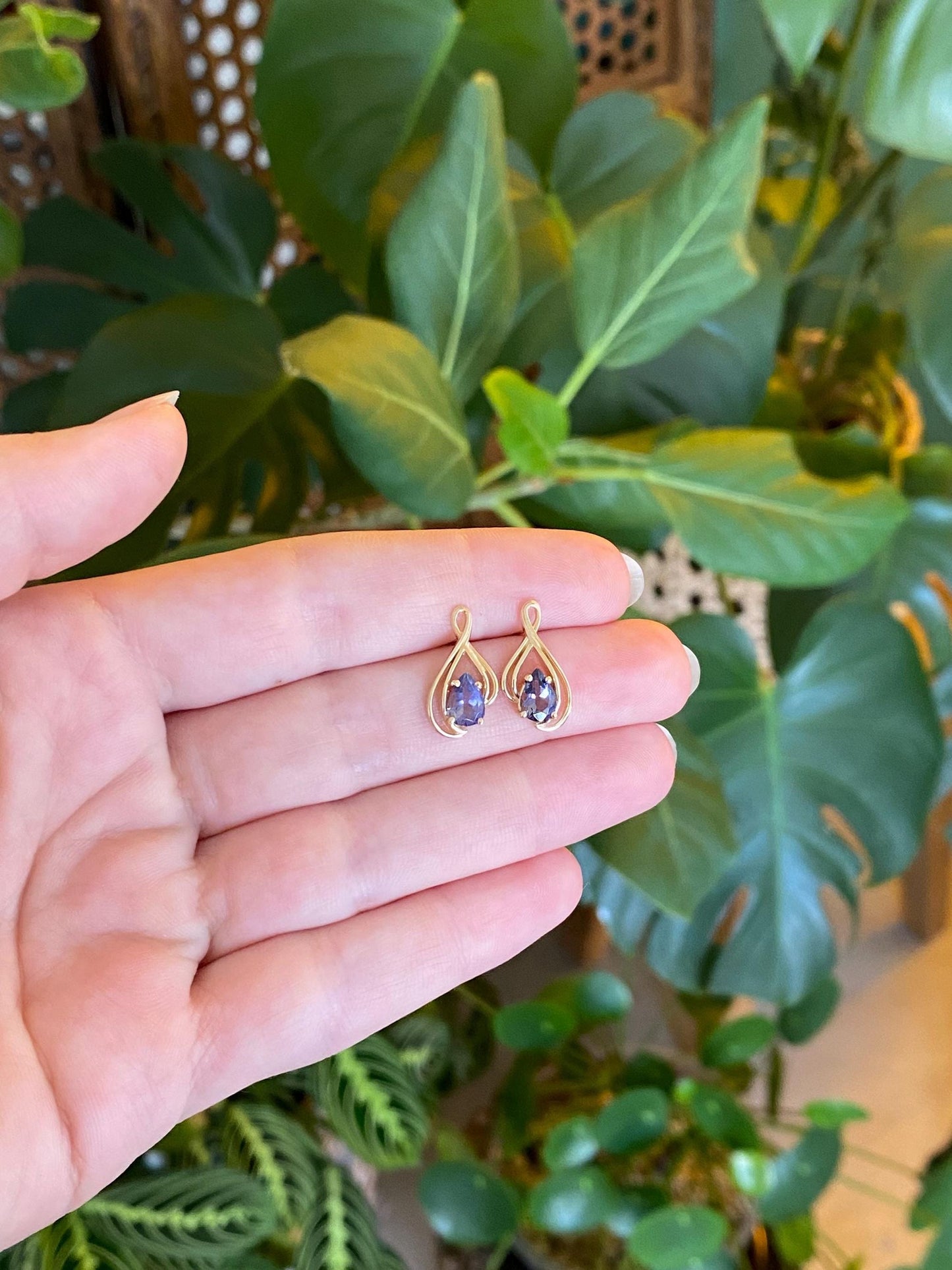 Vintage Solid 14k Yellow Gold Tanzanite Drop Earrings