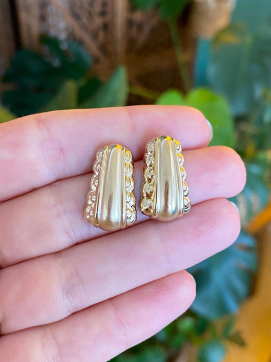 Vintage 14k Yellow Gold Fluted Scalloped Design Drop Earrings