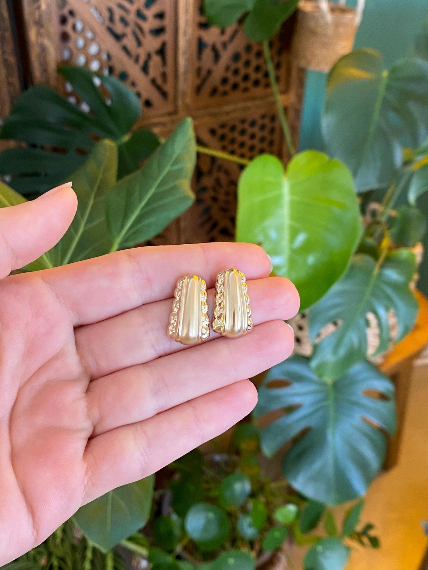 Vintage 14k Yellow Gold Fluted Scalloped Design Drop Earrings