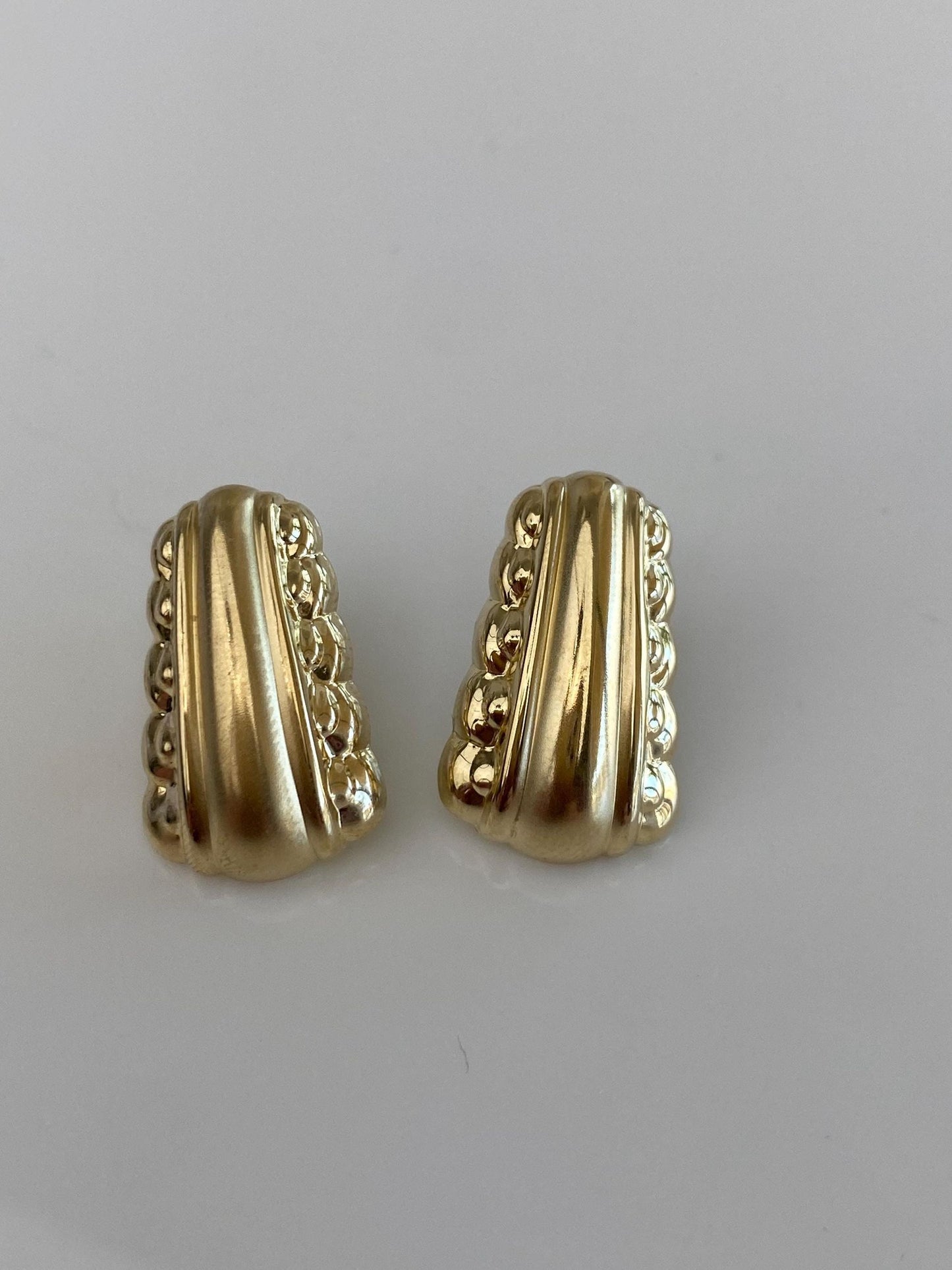 Vintage 14k Yellow Gold Fluted Scalloped Design Drop Earrings
