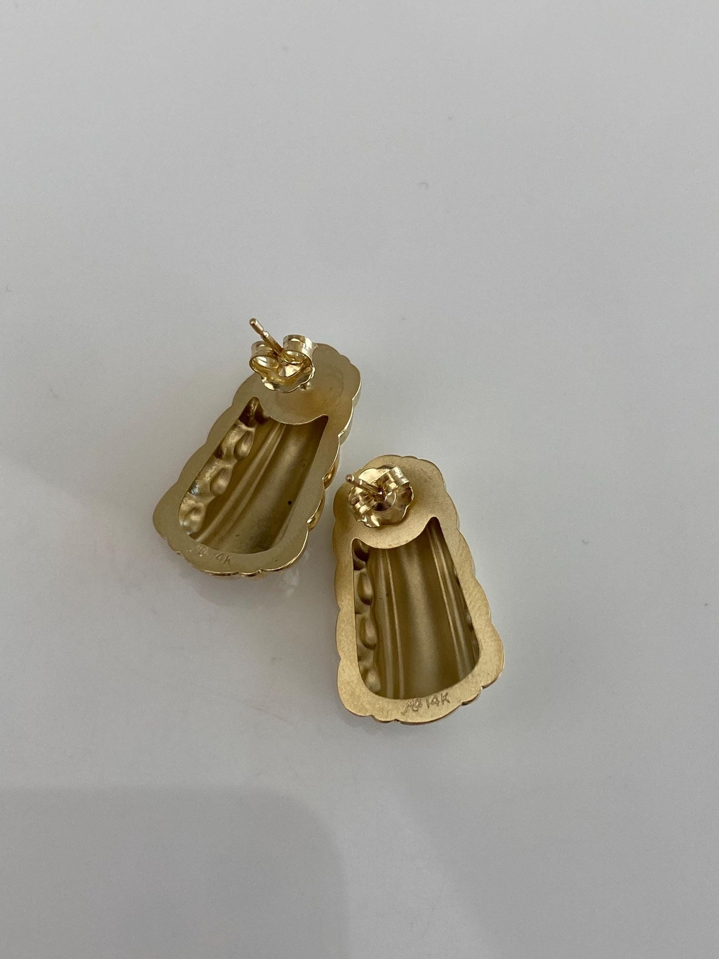 Vintage 14k Yellow Gold Fluted Scalloped Design Drop Earrings