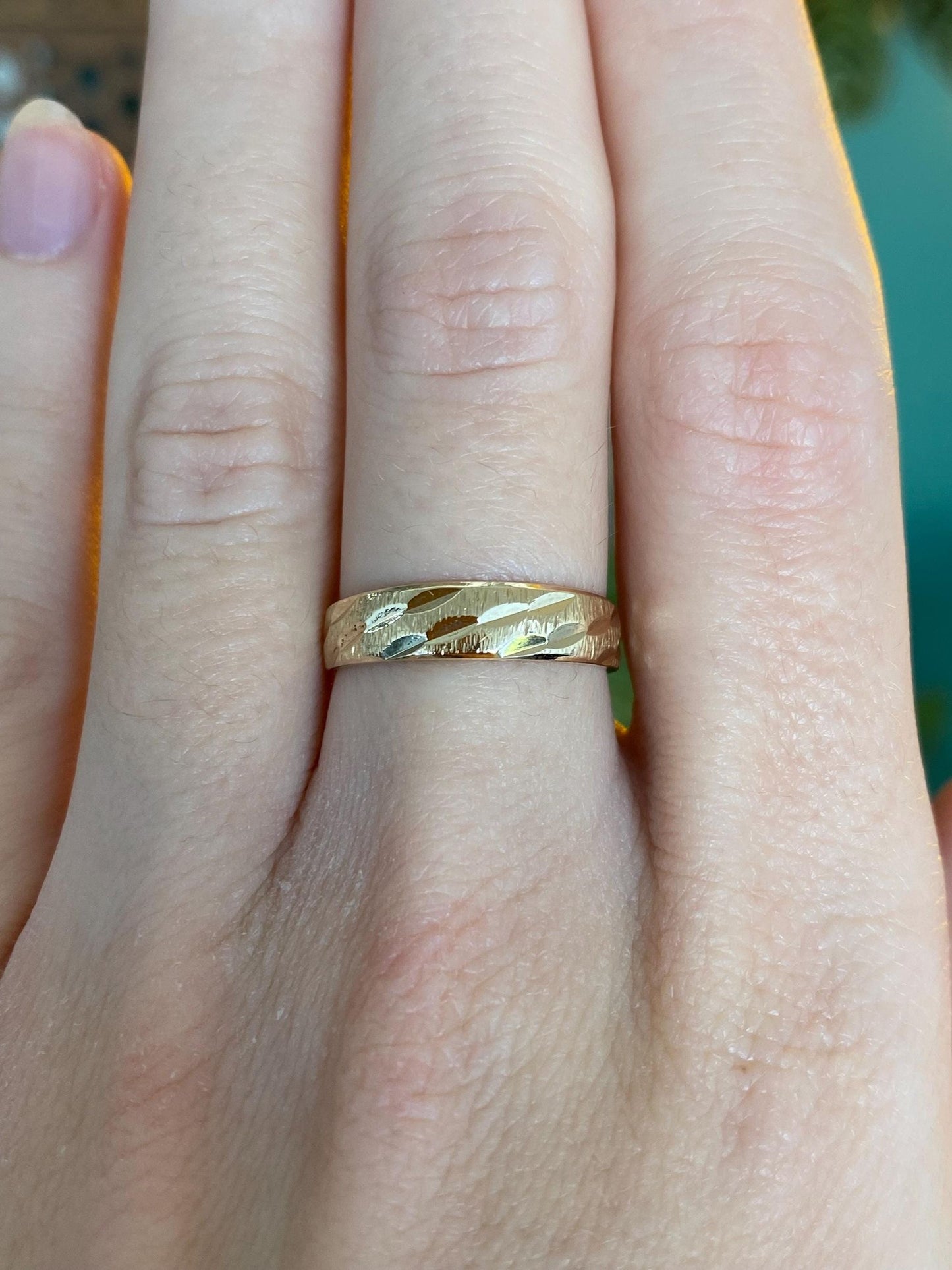 Vintage Solid 14k Yellow Gold Diamond Cut Lined Ring - Size 6.25