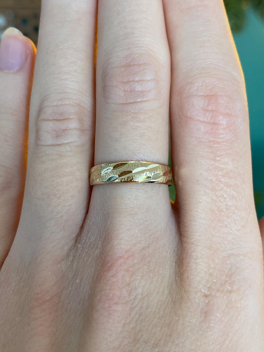Vintage Solid 14k Yellow Gold Diamond Cut Lined Ring - Size 6.25
