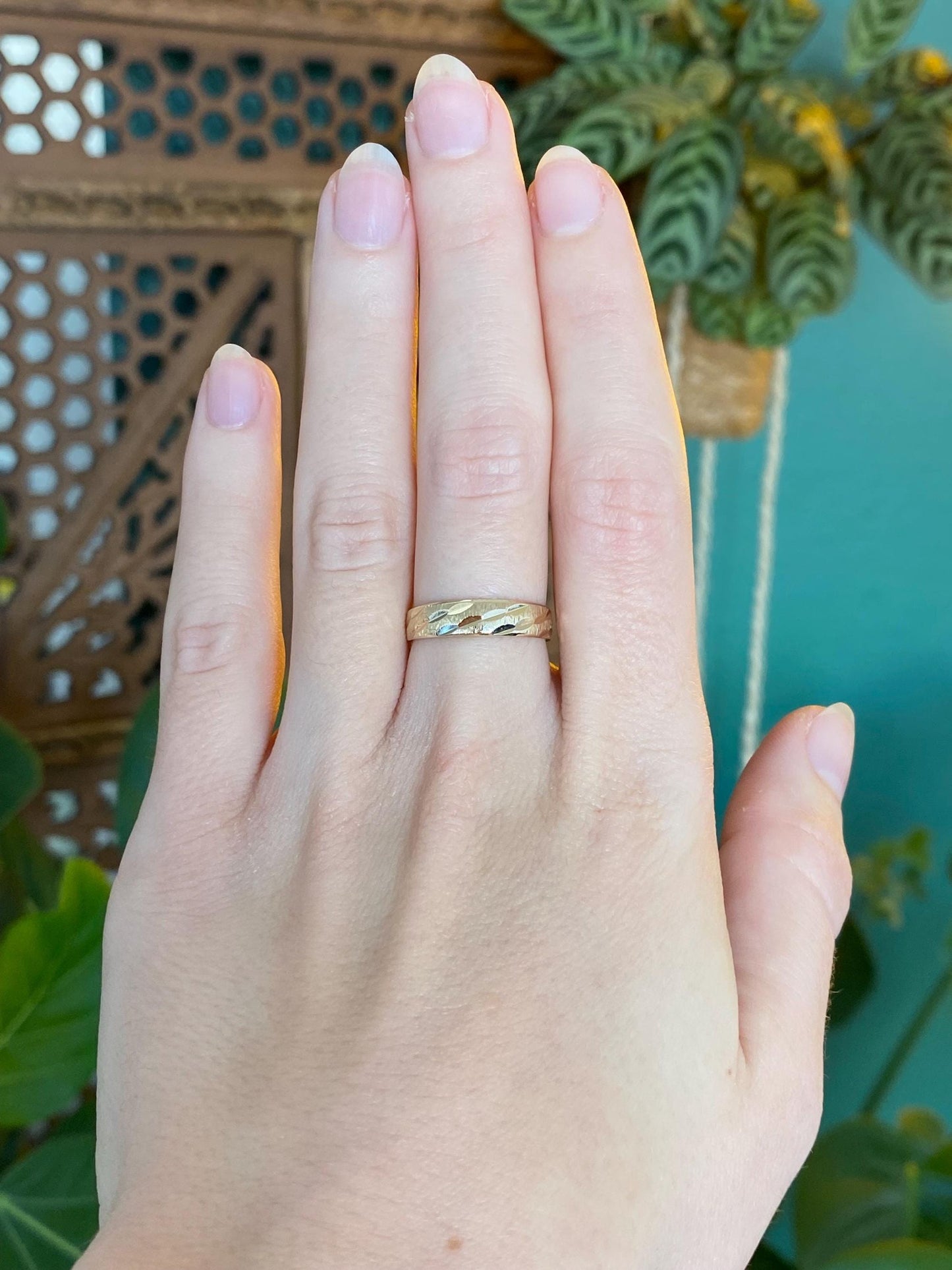 Vintage Solid 14k Yellow Gold Diamond Cut Lined Ring - Size 6.25