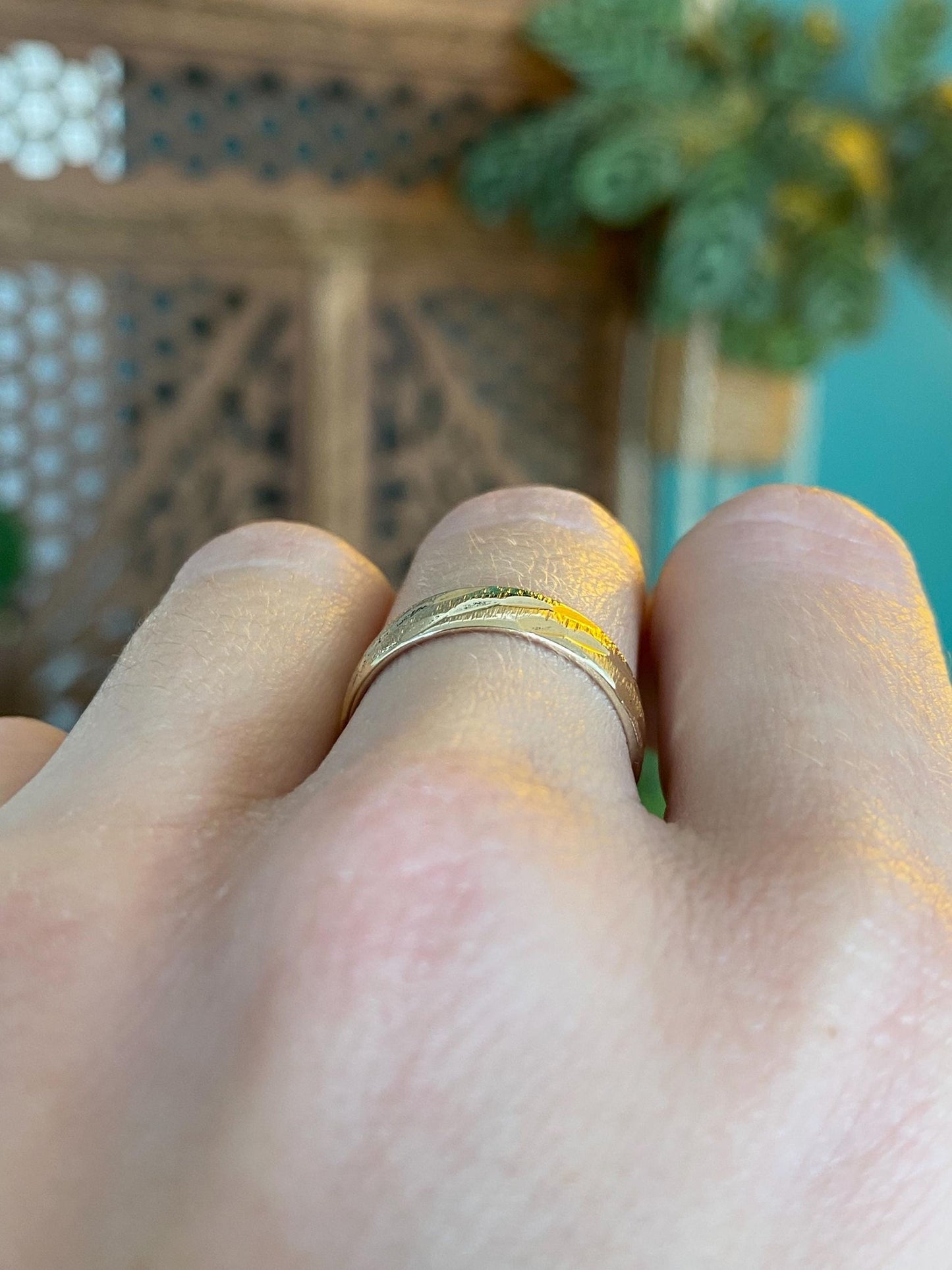 Vintage Solid 14k Yellow Gold Diamond Cut Lined Ring - Size 6.25