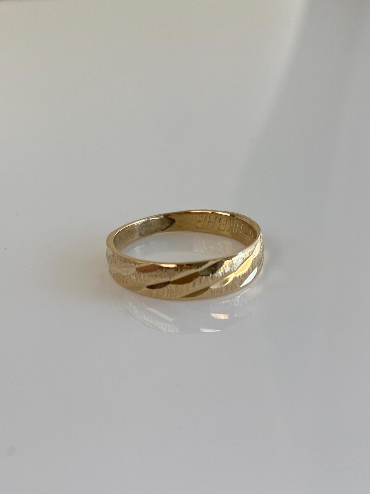 Vintage Solid 14k Yellow Gold Diamond Cut Lined Ring - Size 6.25