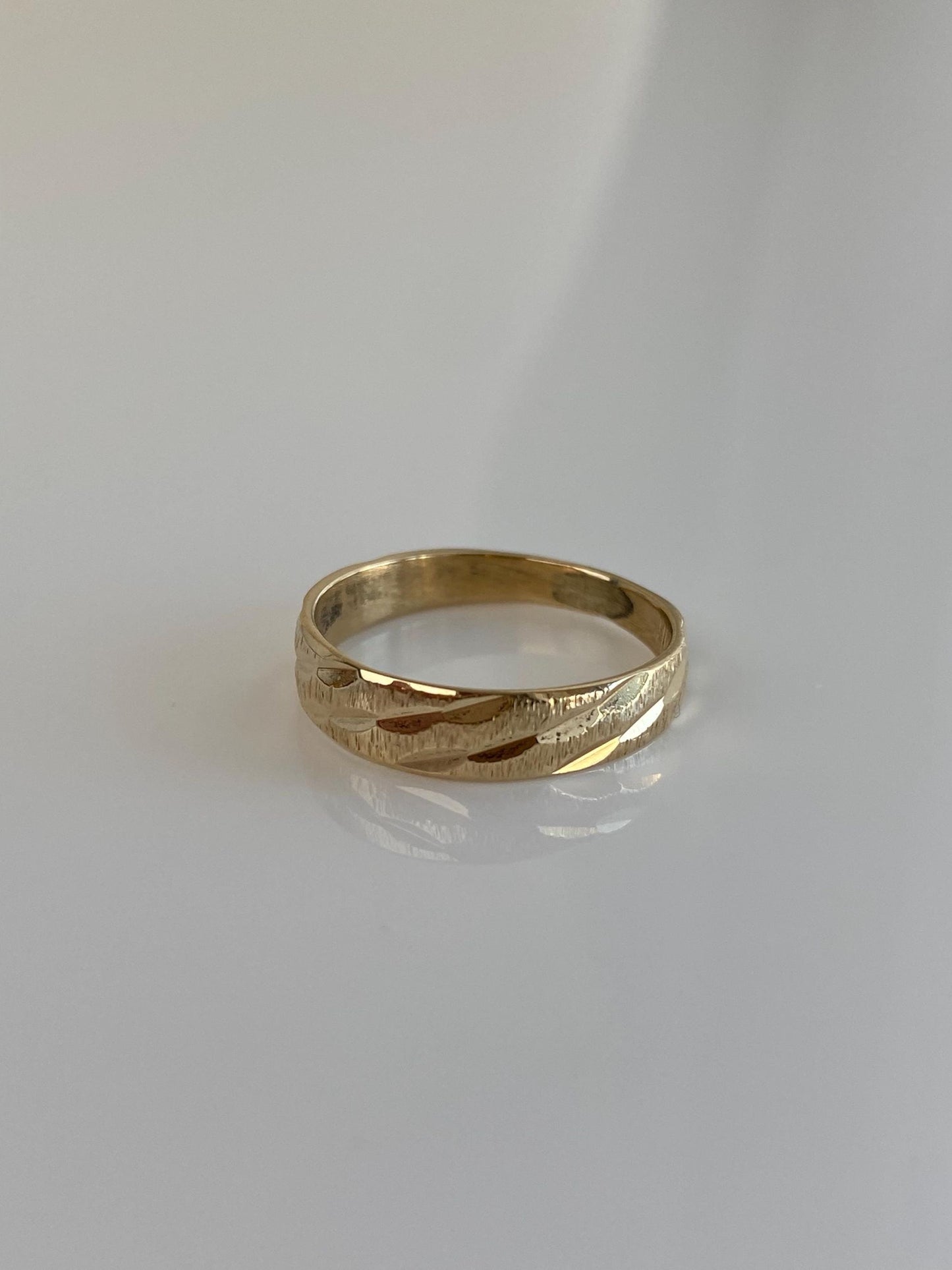 Vintage Solid 14k Yellow Gold Diamond Cut Lined Ring - Size 6.25