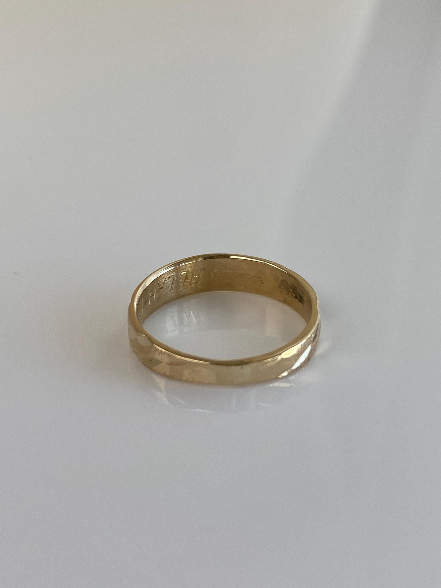 Vintage Solid 14k Yellow Gold Diamond Cut Lined Ring - Size 6.25