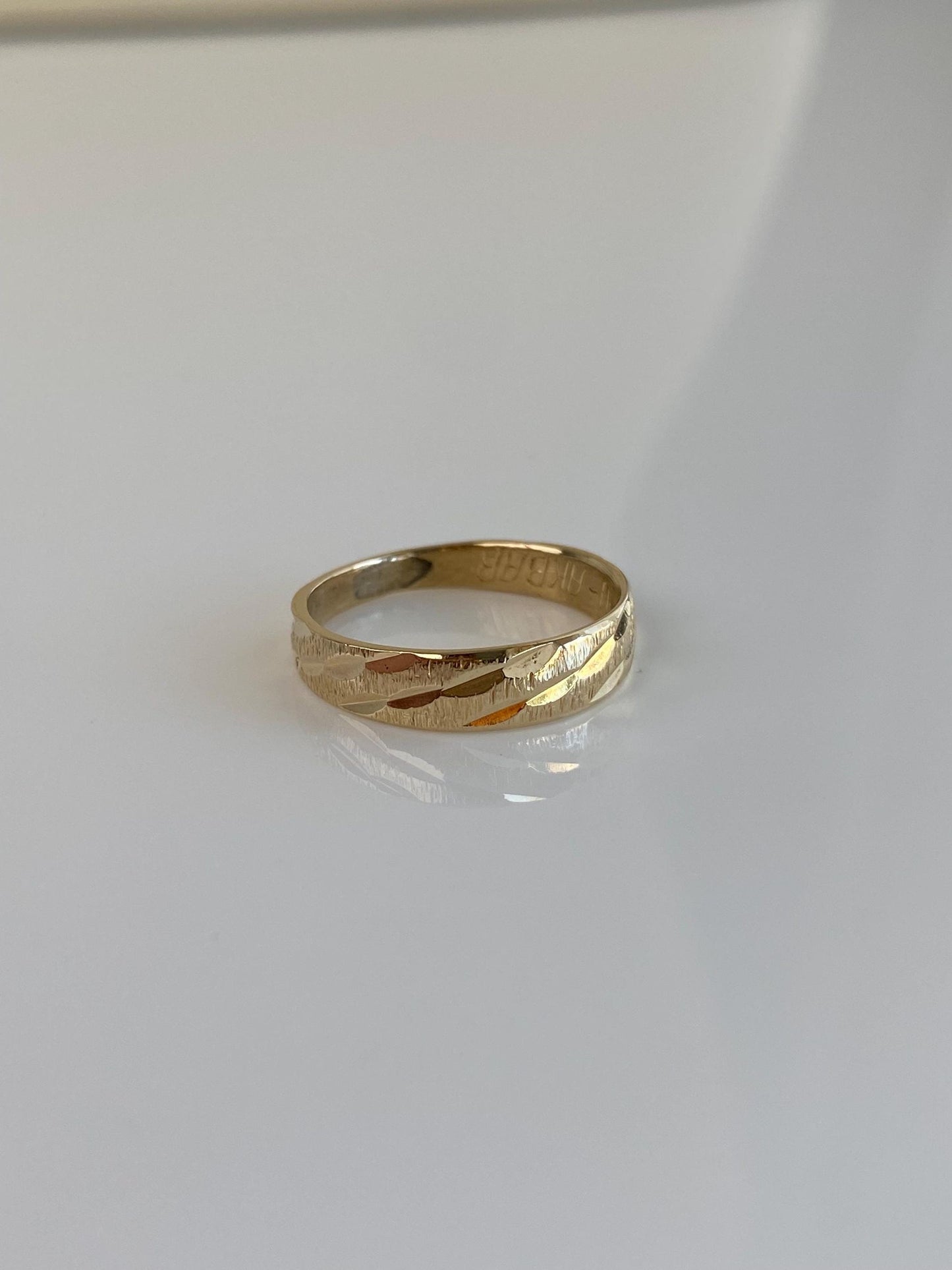 Vintage Solid 14k Yellow Gold Diamond Cut Lined Ring - Size 6.25