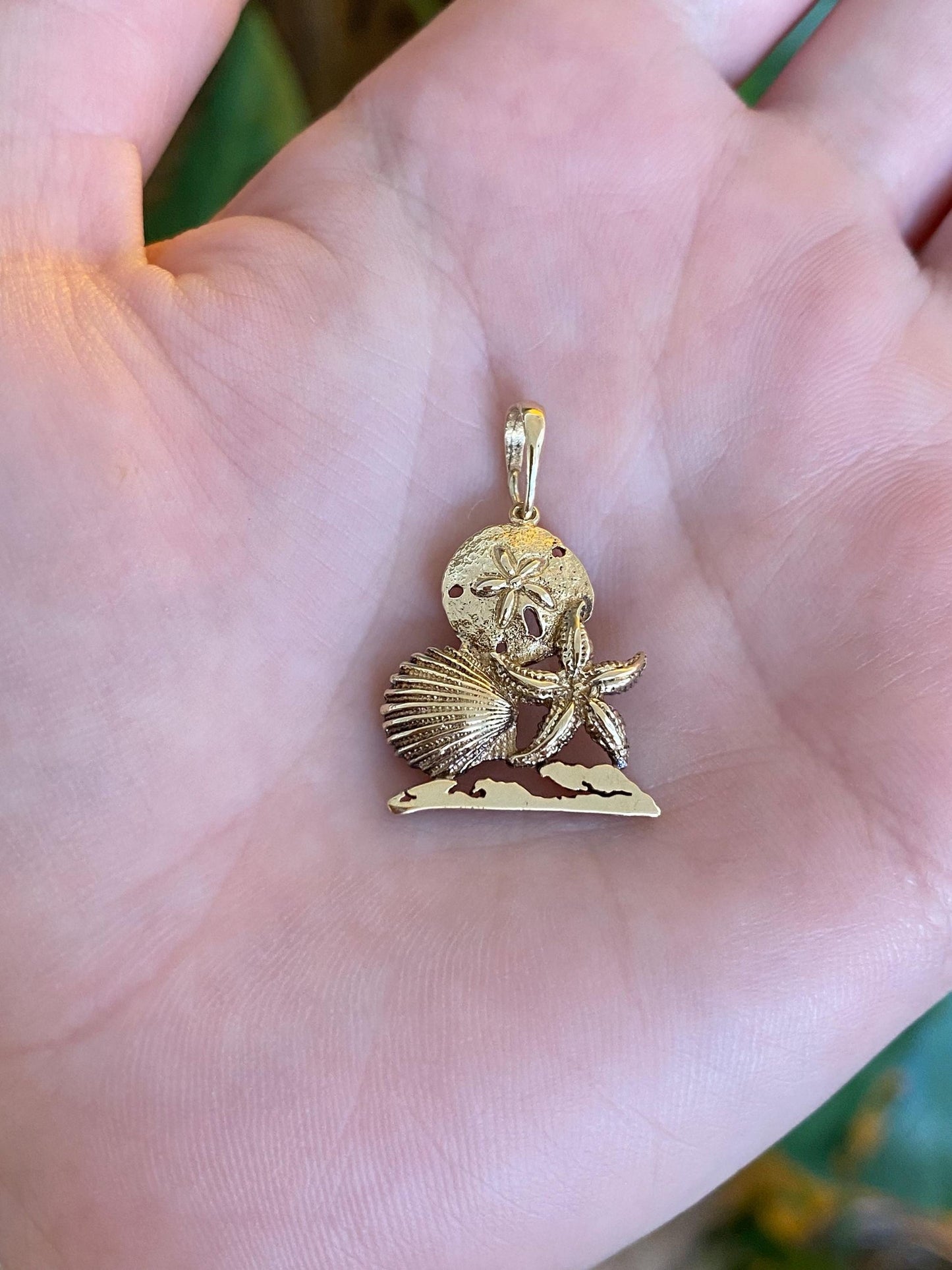 Vintage Solid 14k Yellow Gold Beach Shells Starfish Charm
