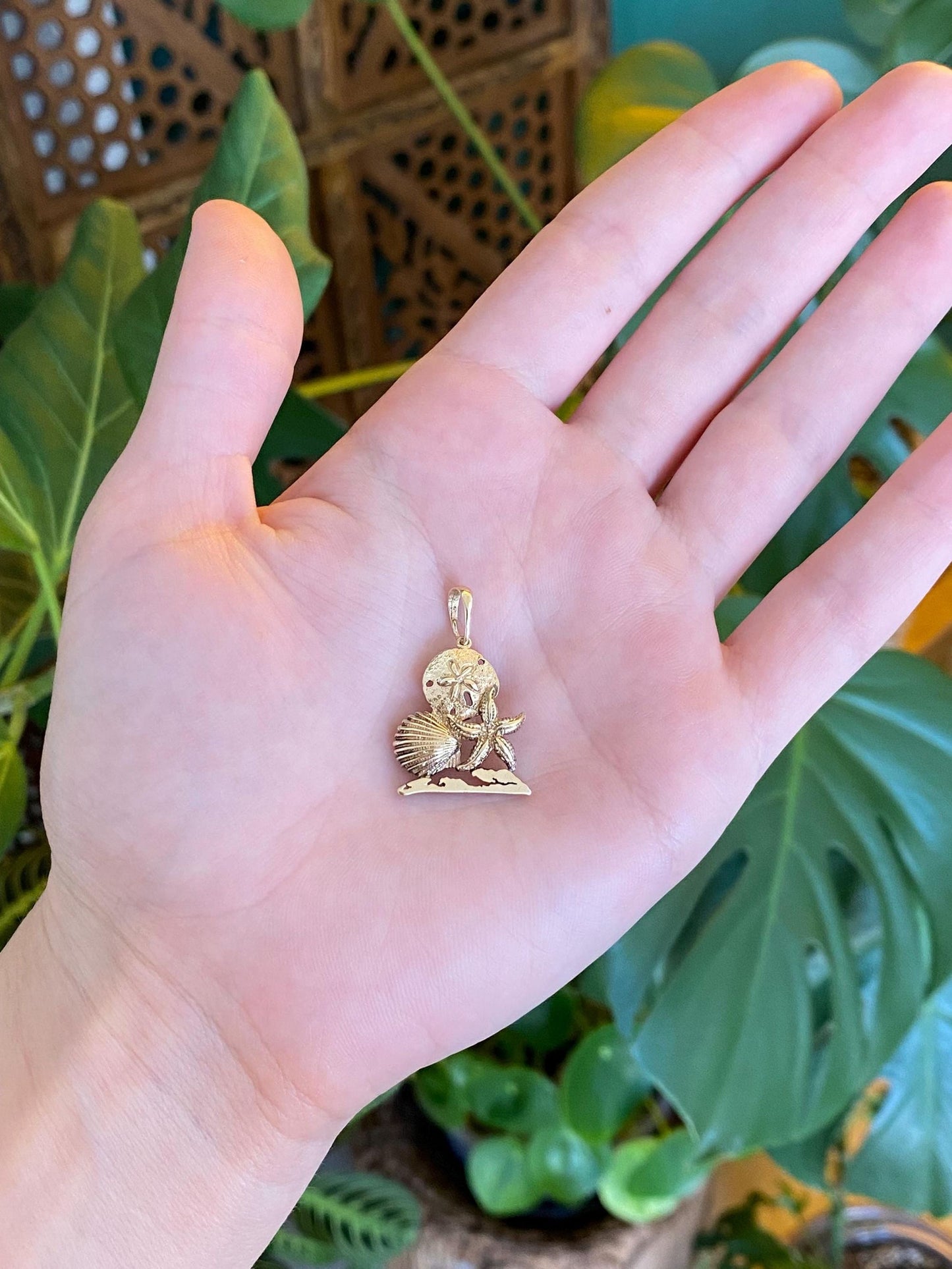 Vintage Solid 14k Yellow Gold Beach Shells Starfish Charm