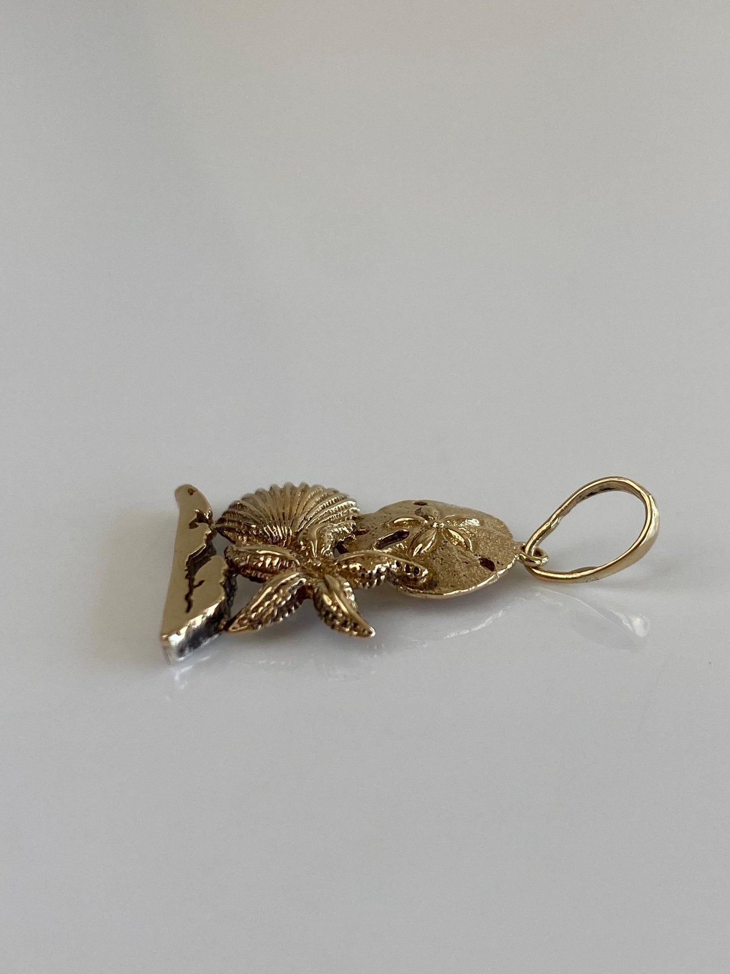 Vintage Solid 14k Yellow Gold Beach Shells Starfish Charm