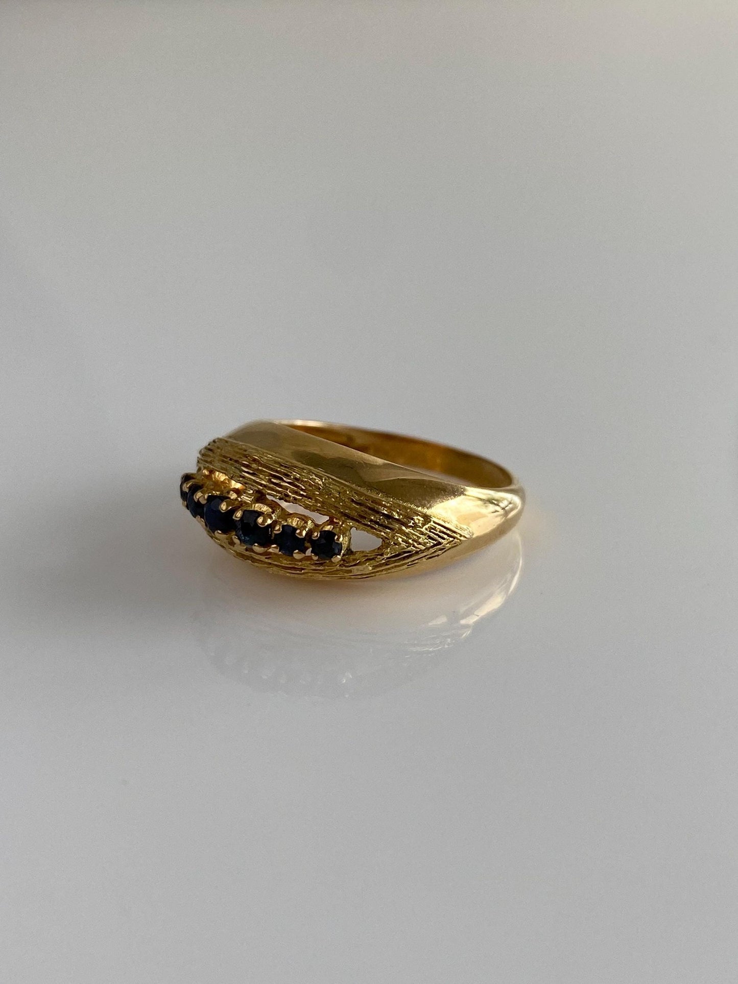 Vintage Solid 18k Yellow Gold Blue Sapphire Row Designed Ring Band - Size 6.25