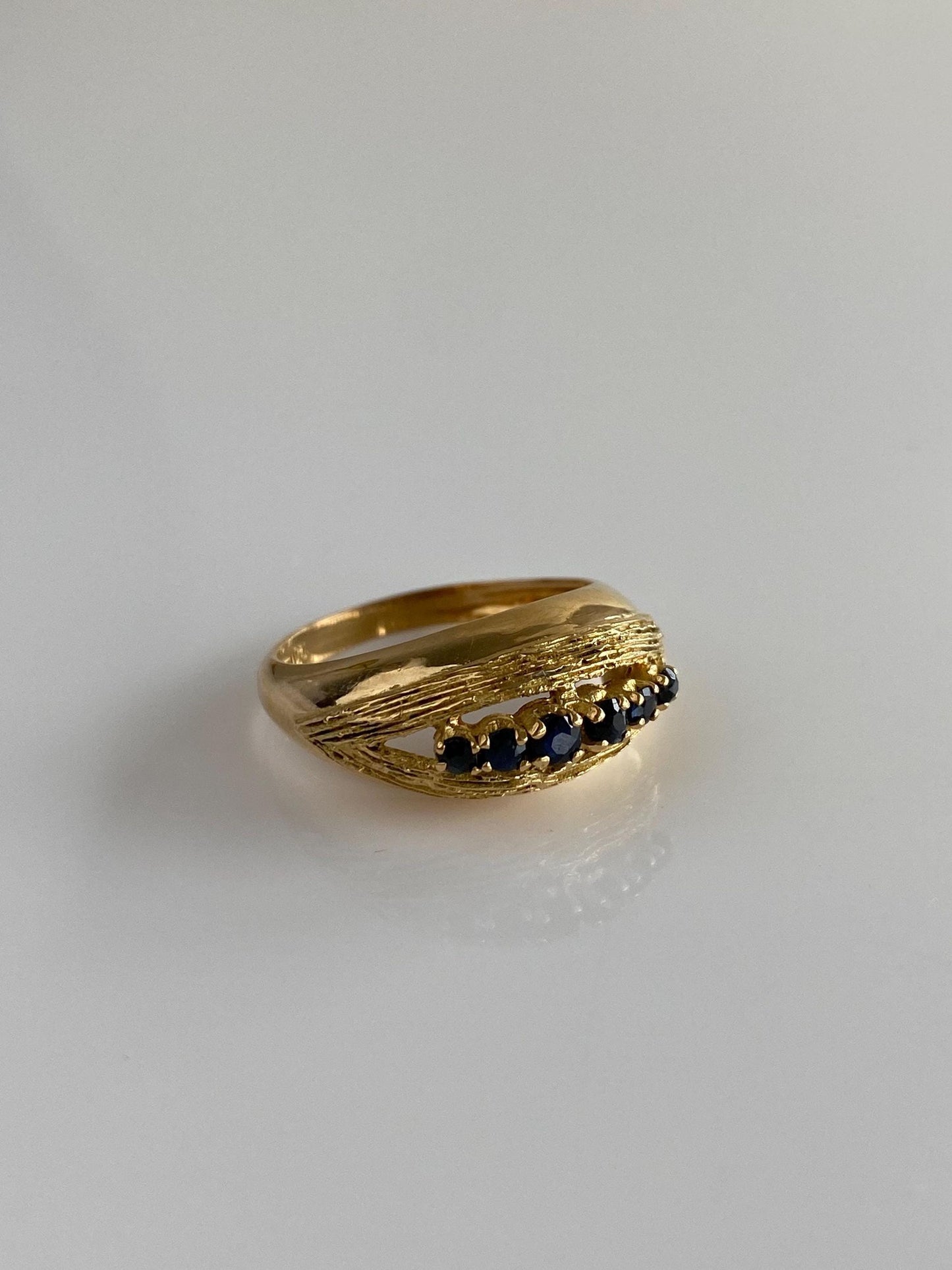 Vintage Solid 18k Yellow Gold Blue Sapphire Row Designed Ring Band - Size 6.25