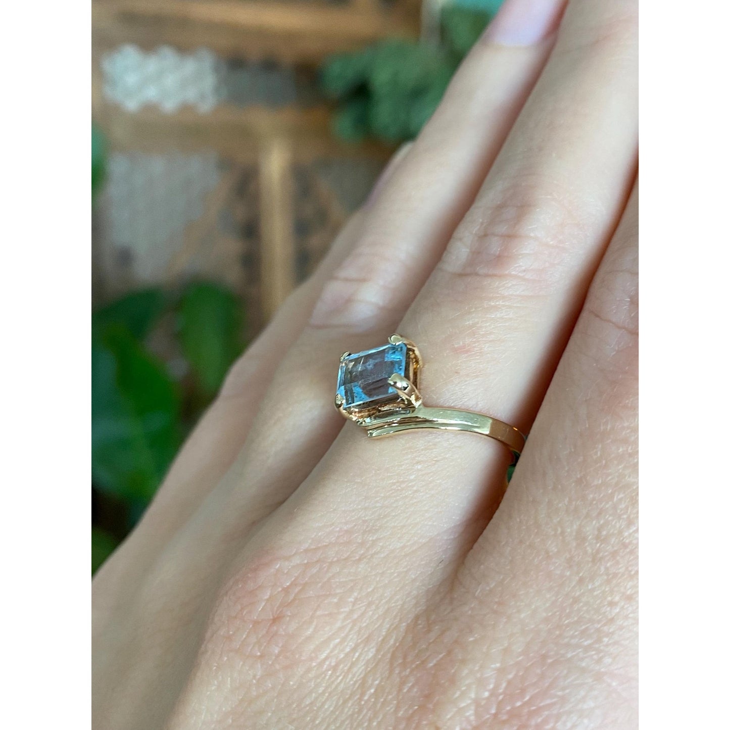 Vintage Solid 10k Yellow Gold Blue Topaz Ring - Size 6.25