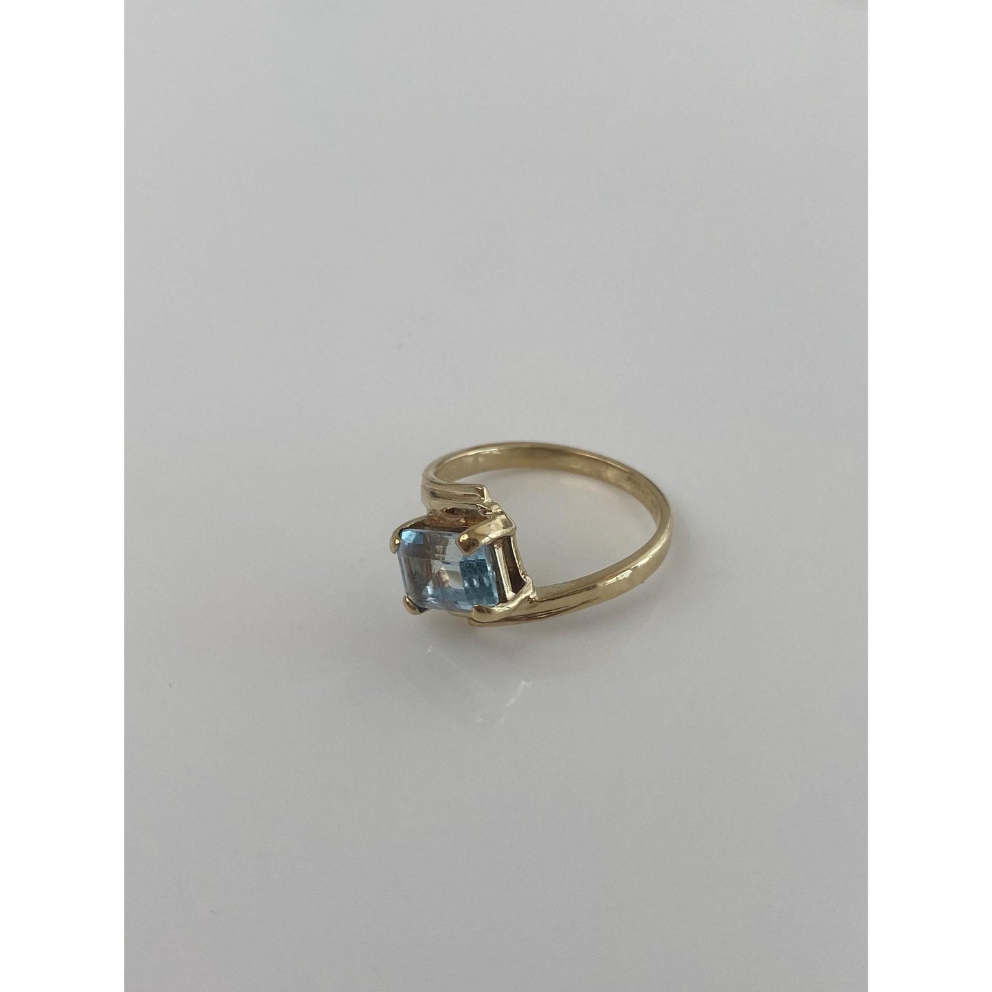 Vintage Solid 10k Yellow Gold Blue Topaz Ring - Size 6.25
